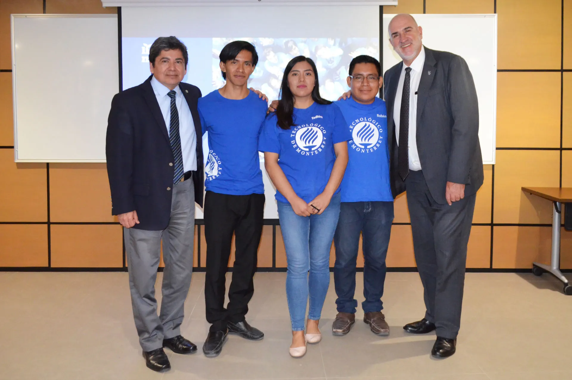 Los Líderes del Mañana de Chiapas, al lado del Rector y Director del  campus