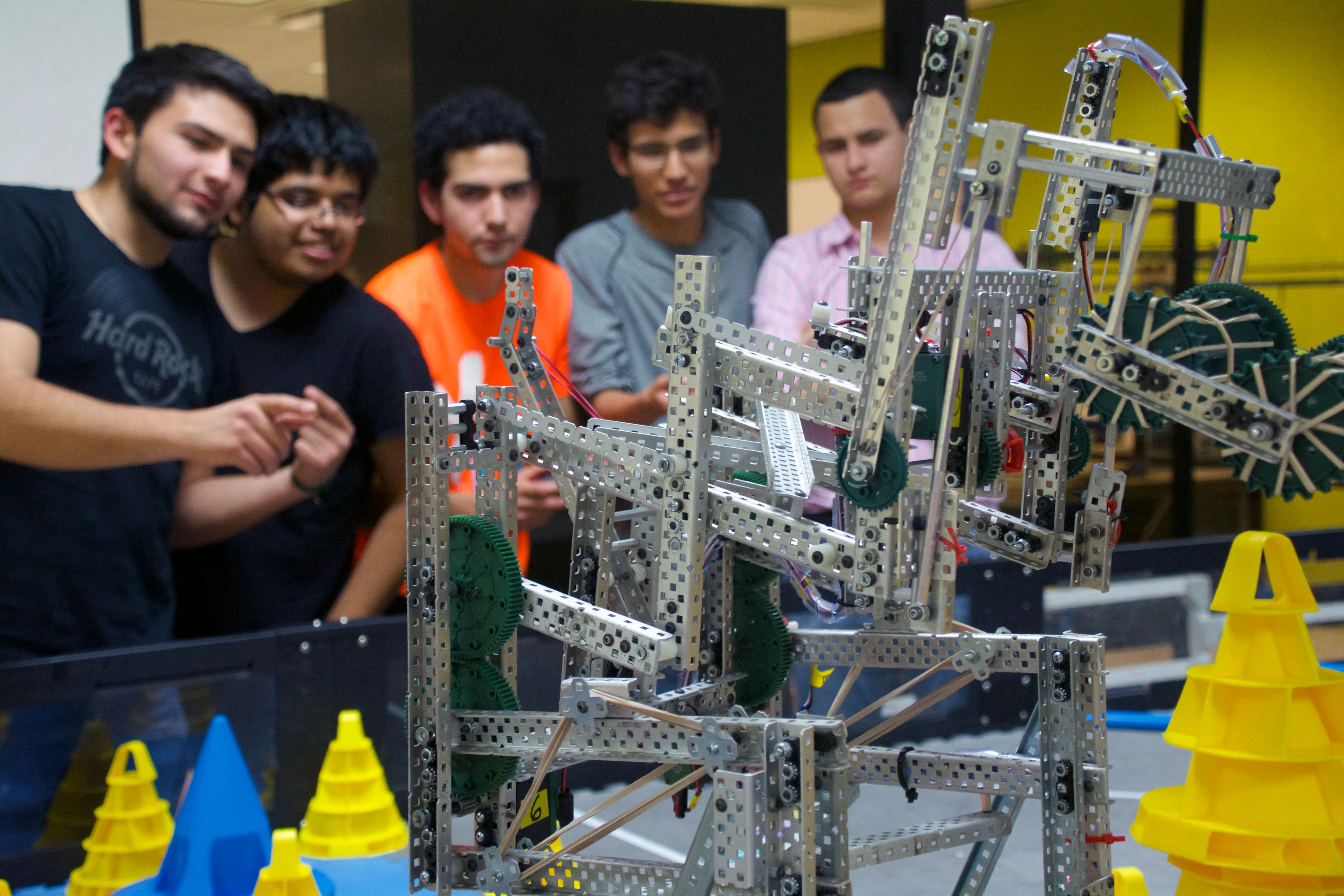 Equipo de VEX manejando a su robot.
