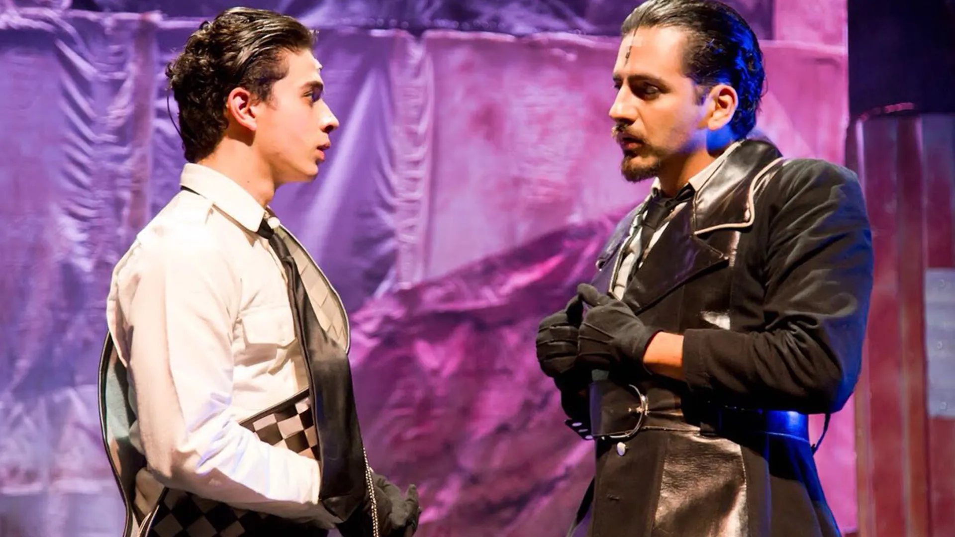 Dos hombres caracterizados en una puesta de escena