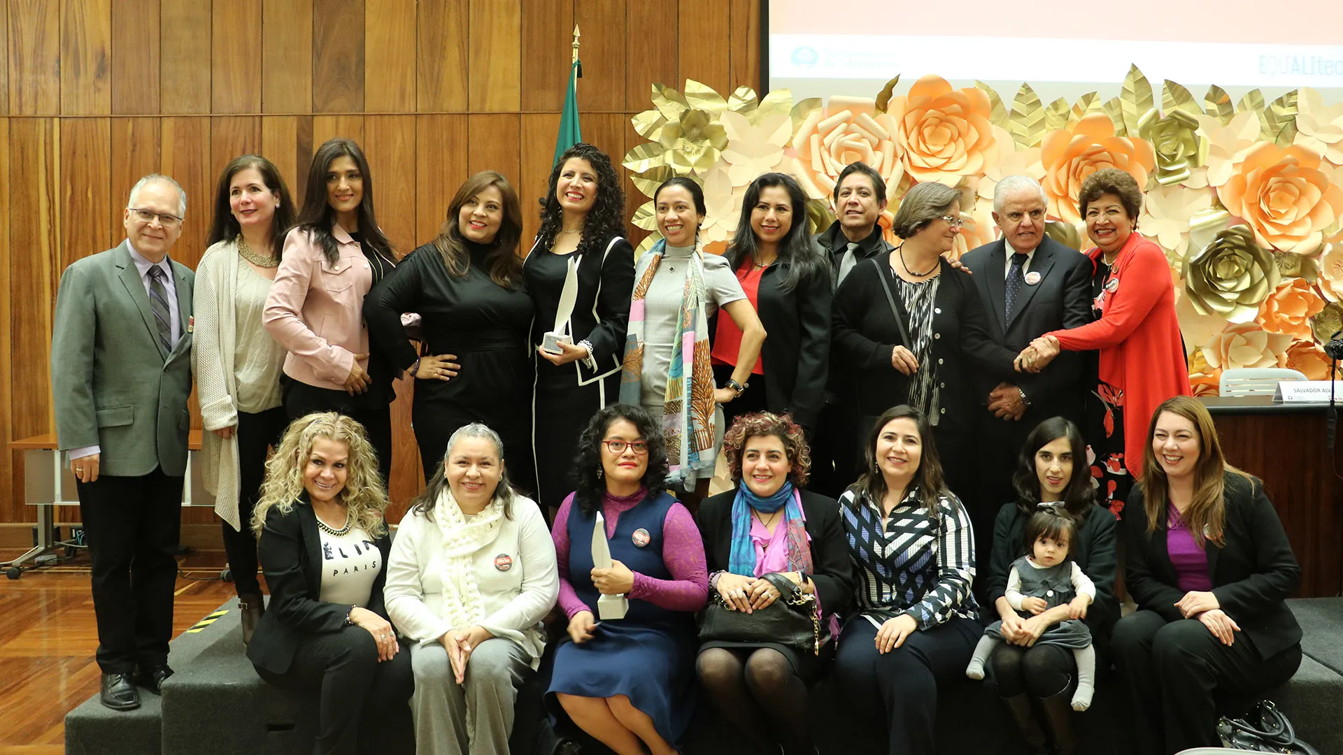 Ganadoras del Premio Mujer Tec acompañadas por colegas y familiares
