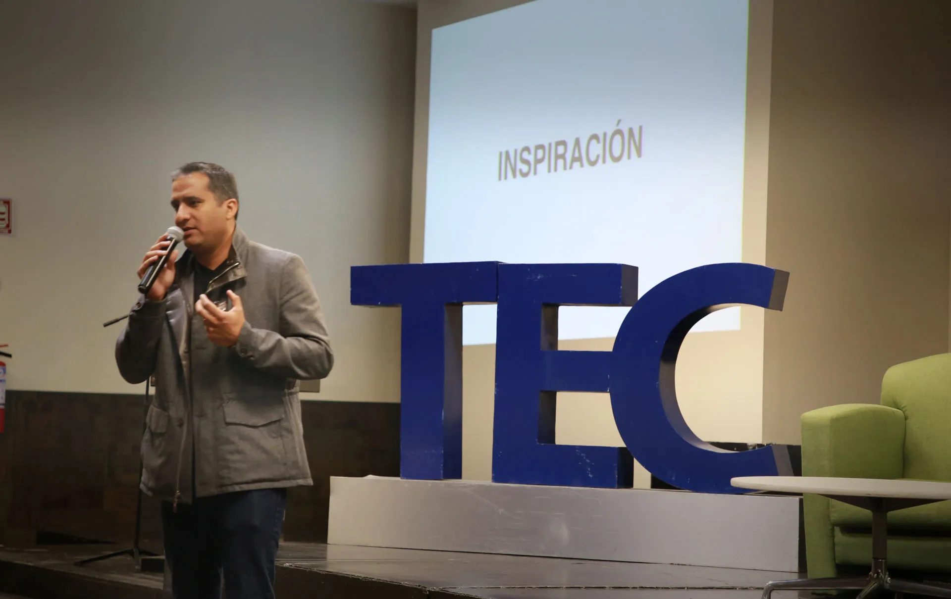 Adolfo Franco impartiendo conferencia