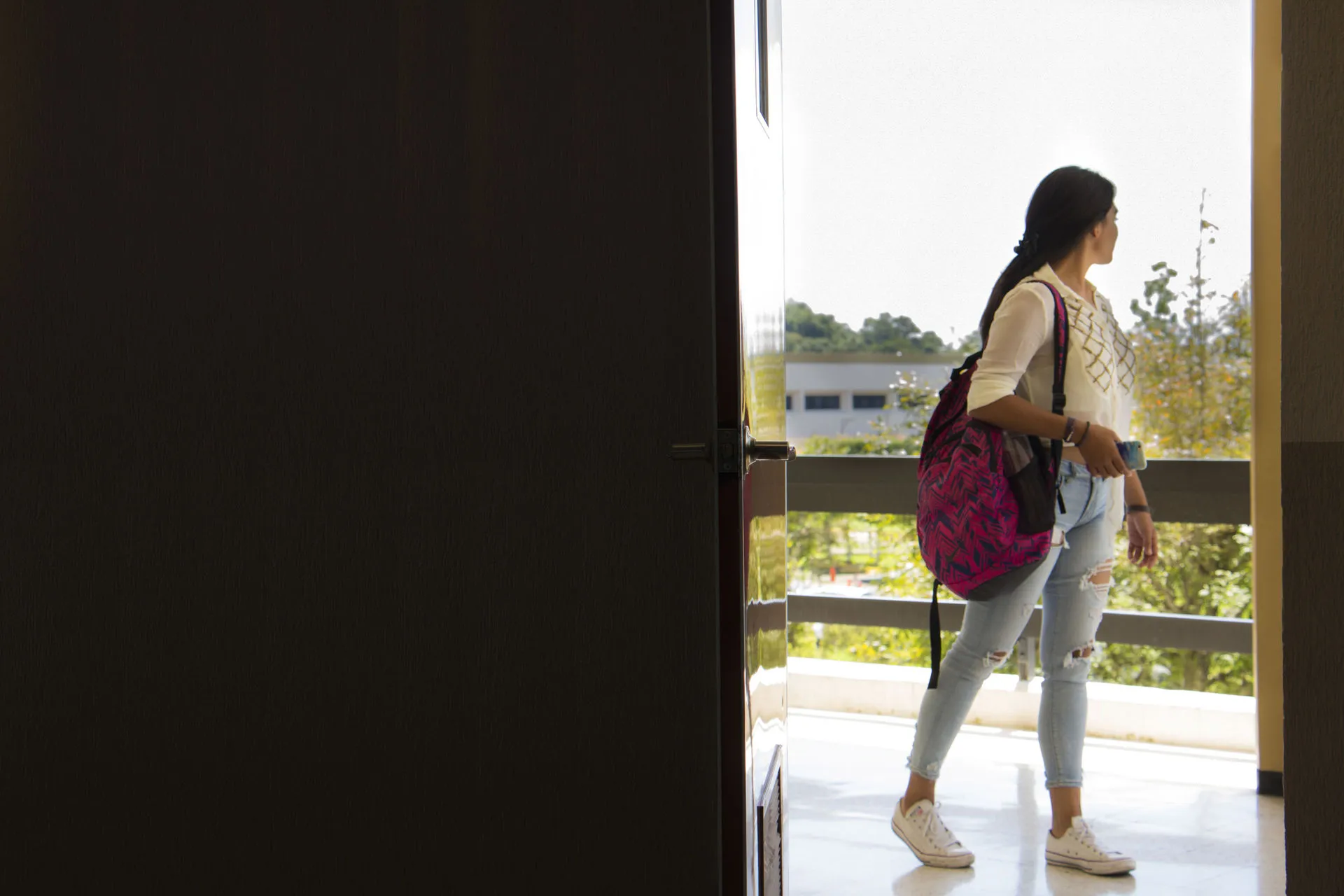 Julia disfruta del campus luego de un intenso día de actividades.