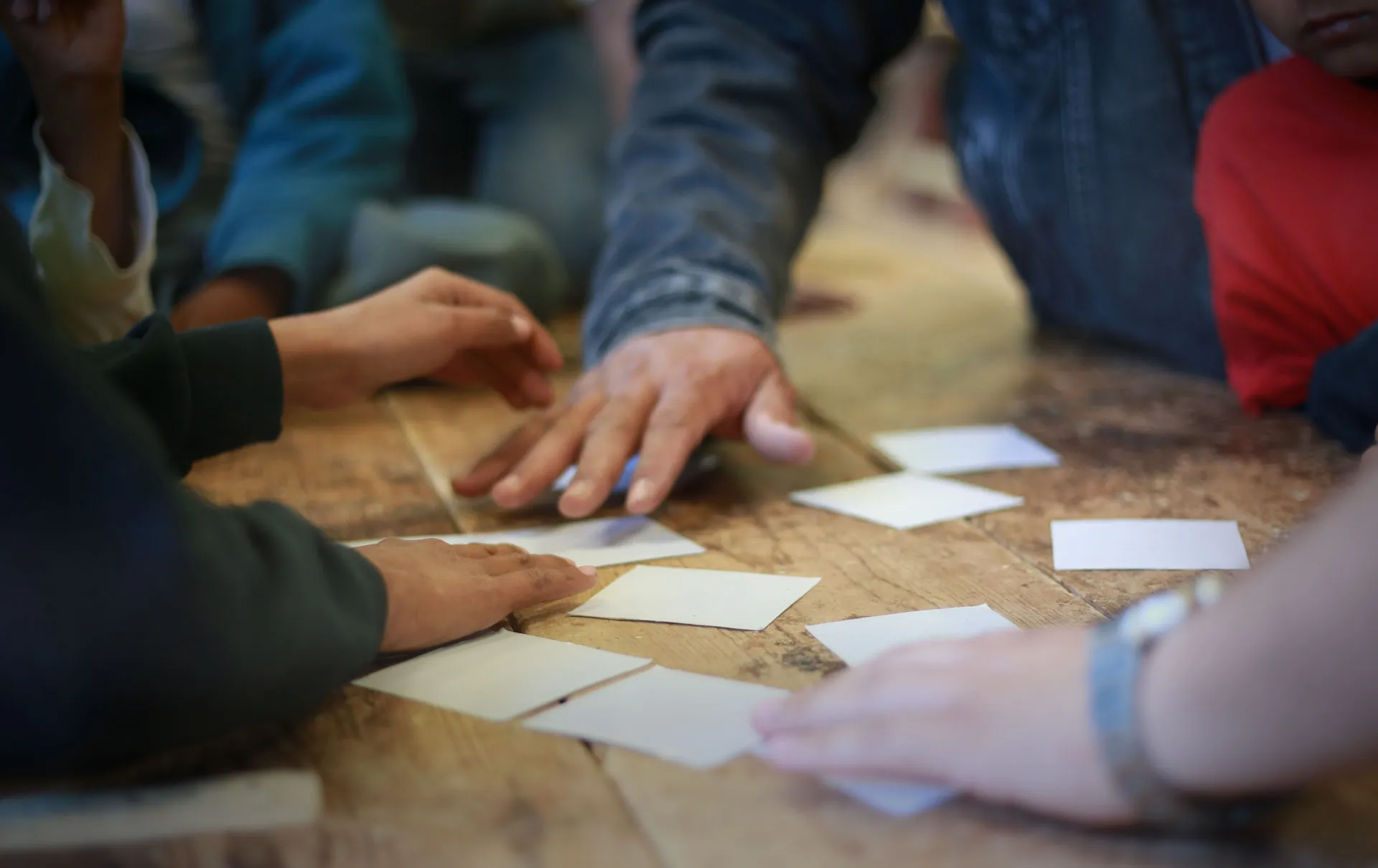 manos de niños participando en la actividad
