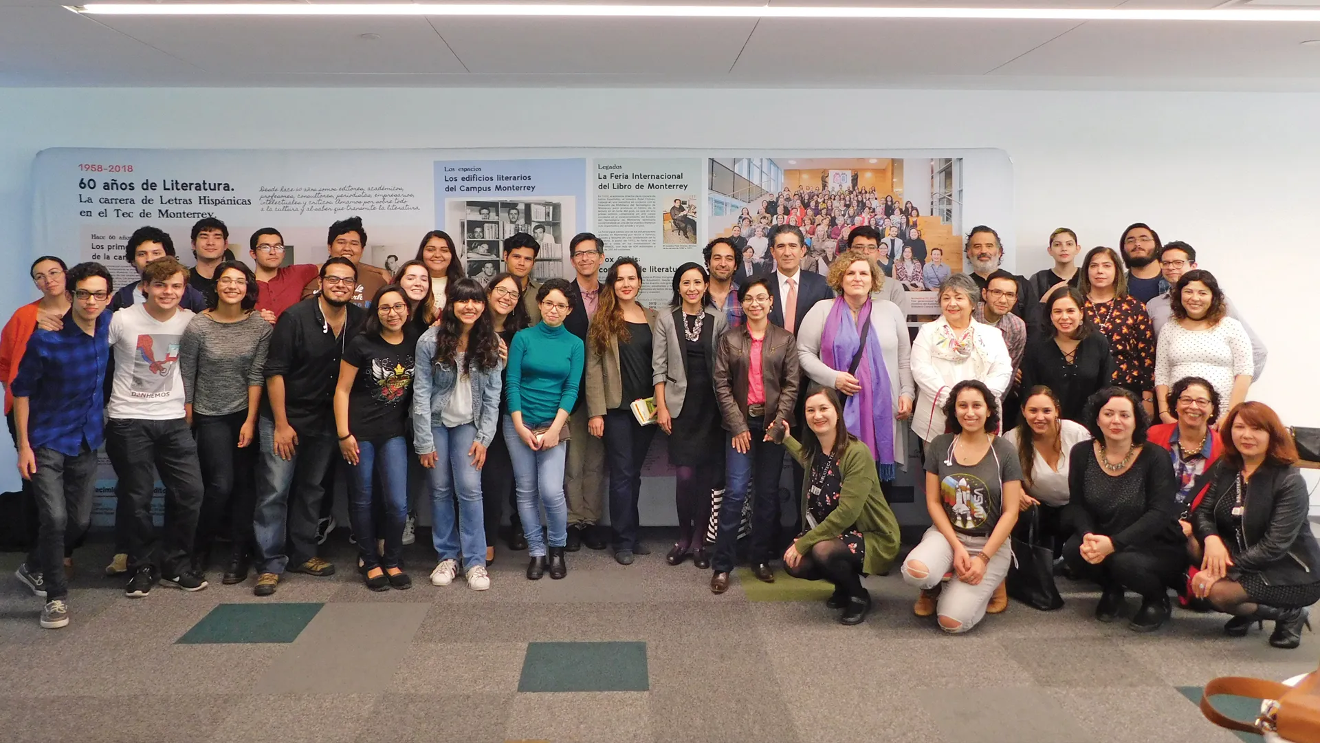 Integrantes de la carrera de Letras Hispánicas (LLE) en la develación de su línea del tiempo