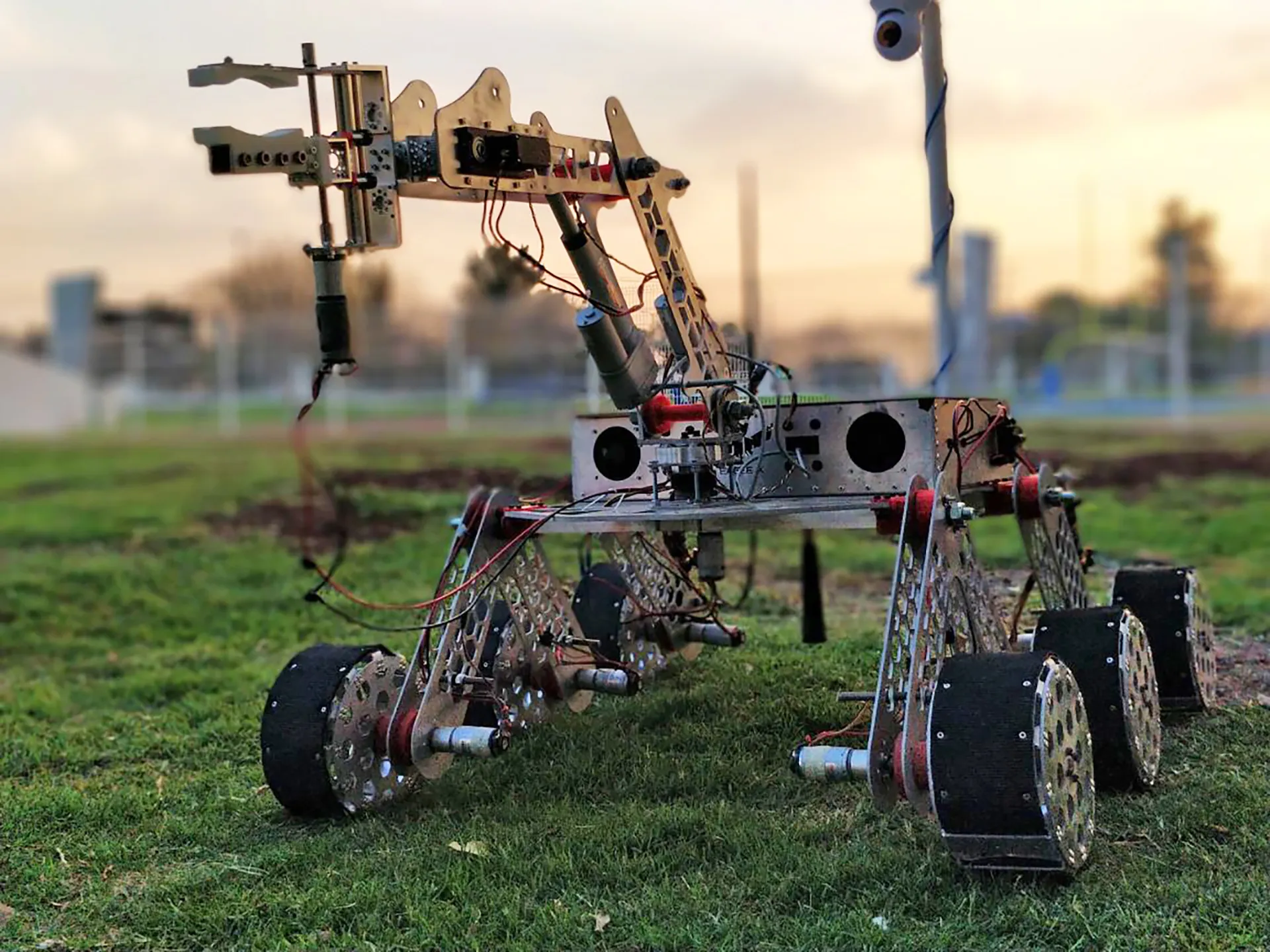 Eagle X con su robot tipo Mars Rover