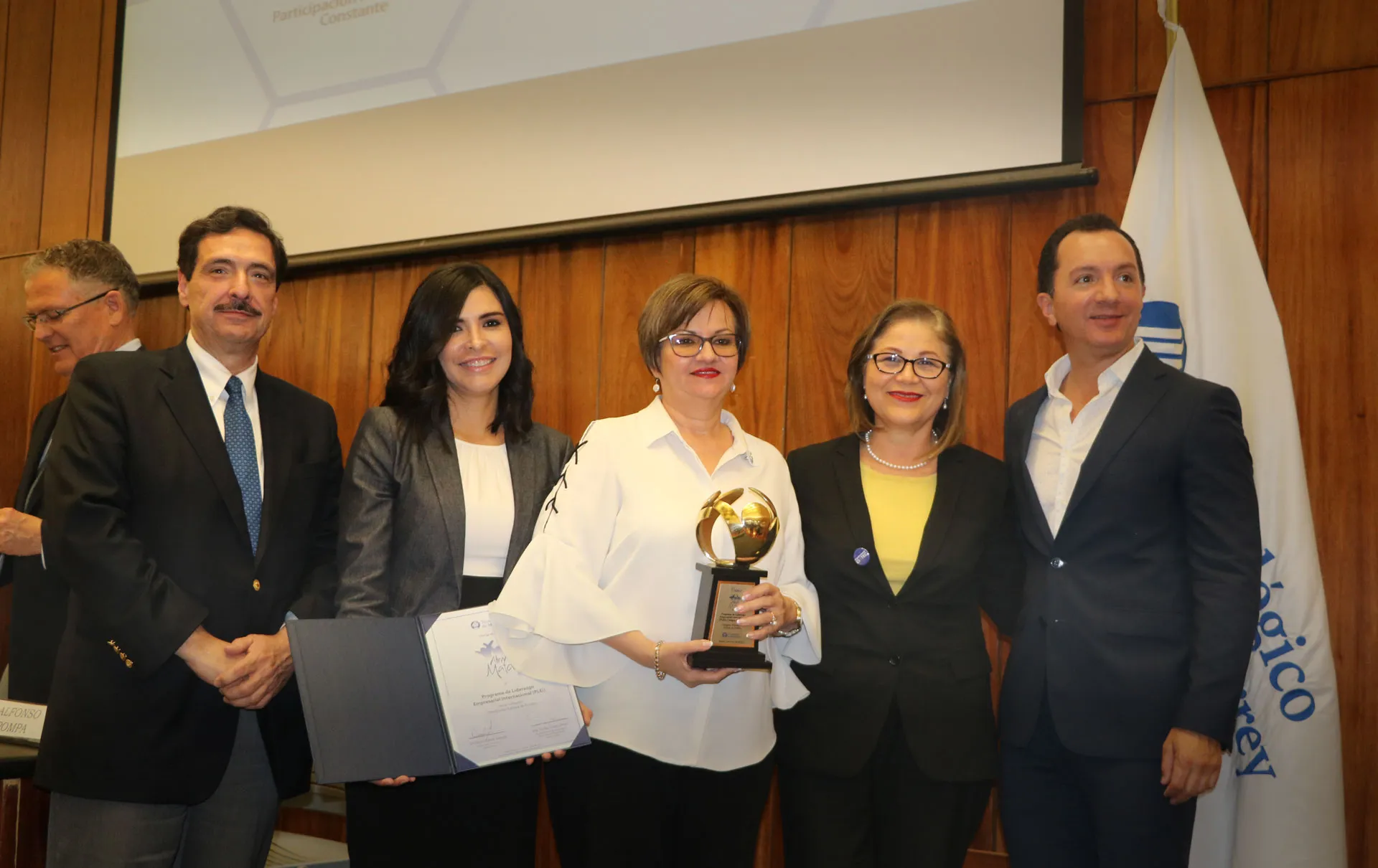 Equipo ganador del premio alma mater