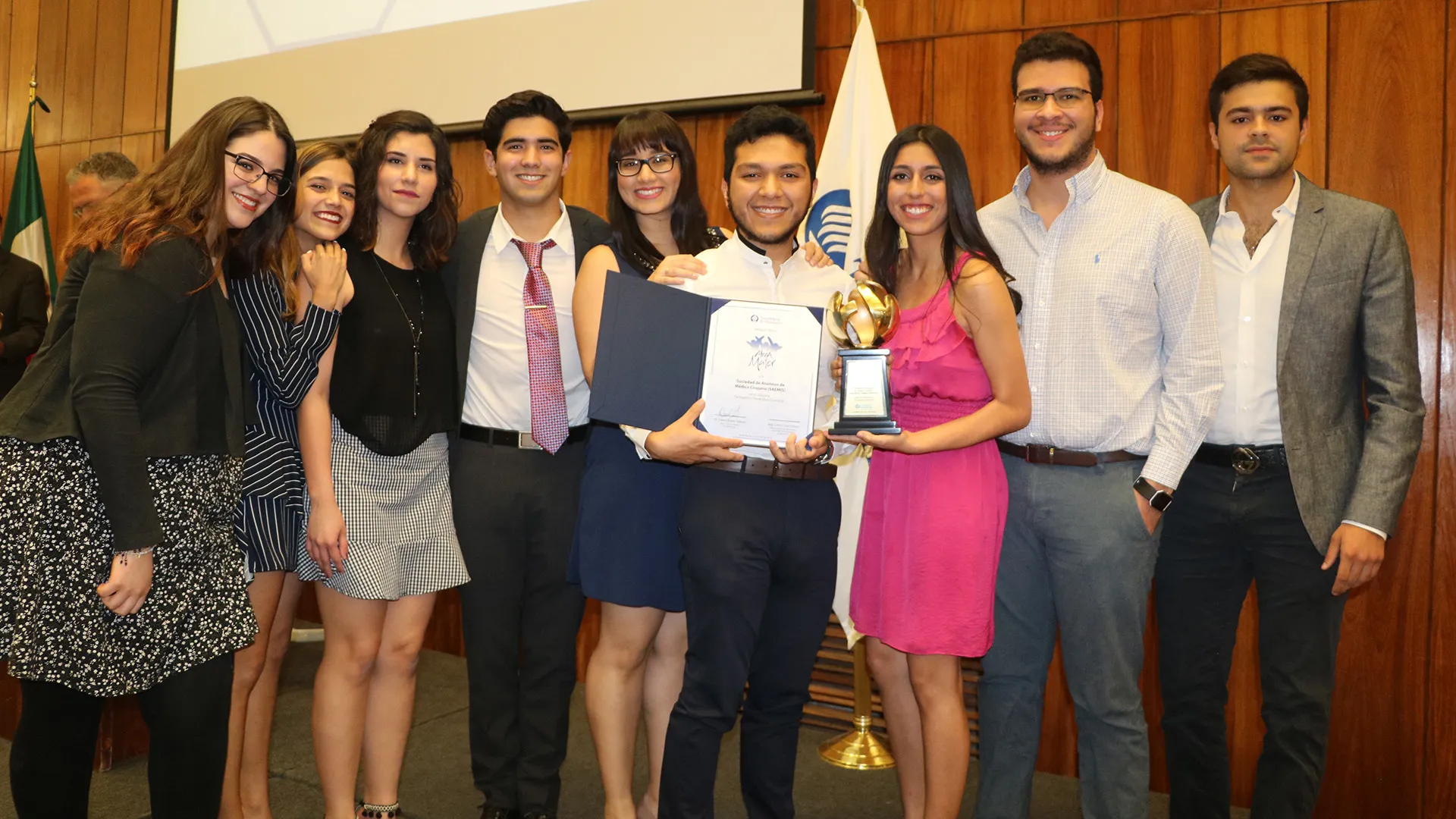 Alumnos de la Sociedad de Alumnos de Médico Cirujano (SAEMIS)