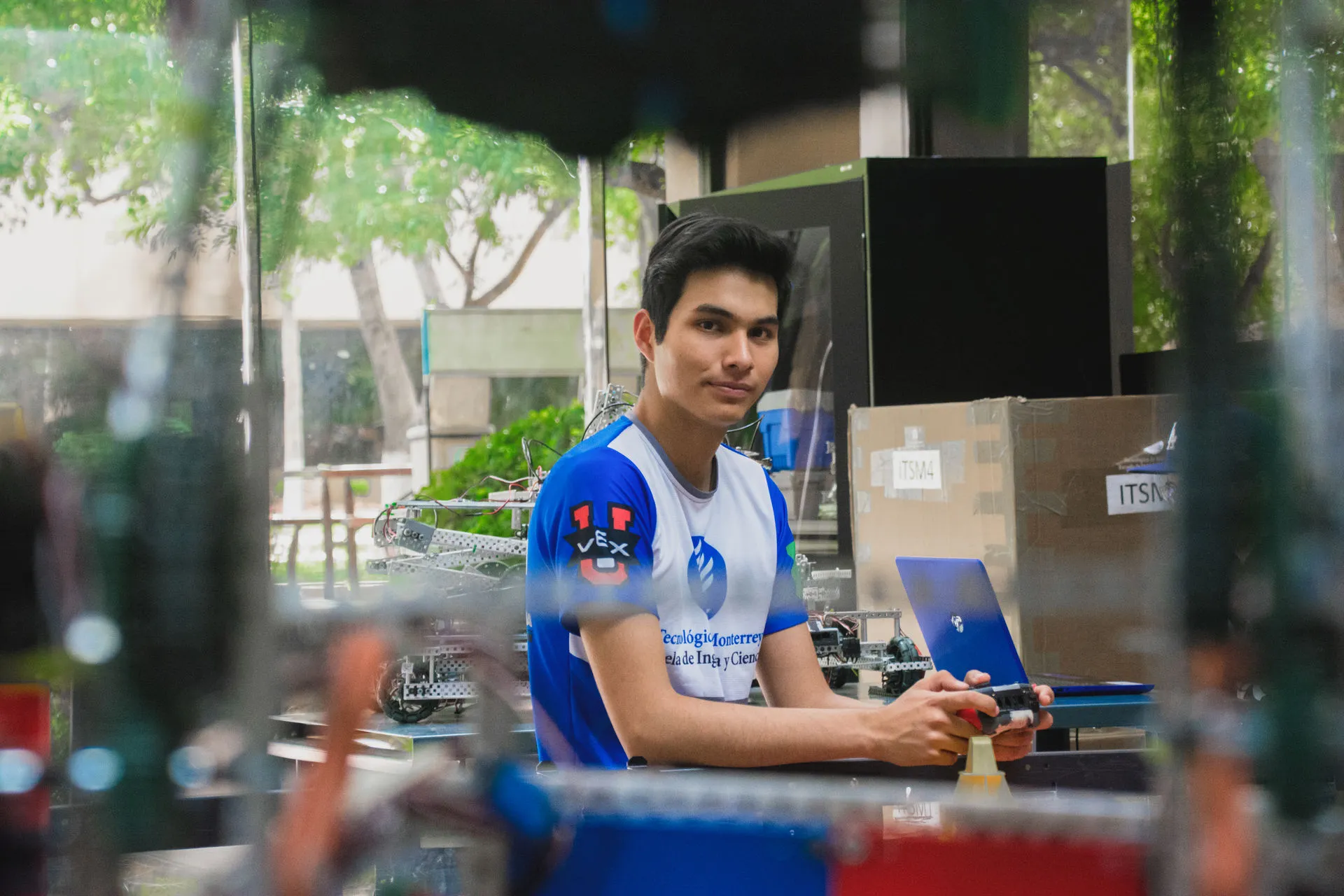 Estudiante manejando un robot con control remoto