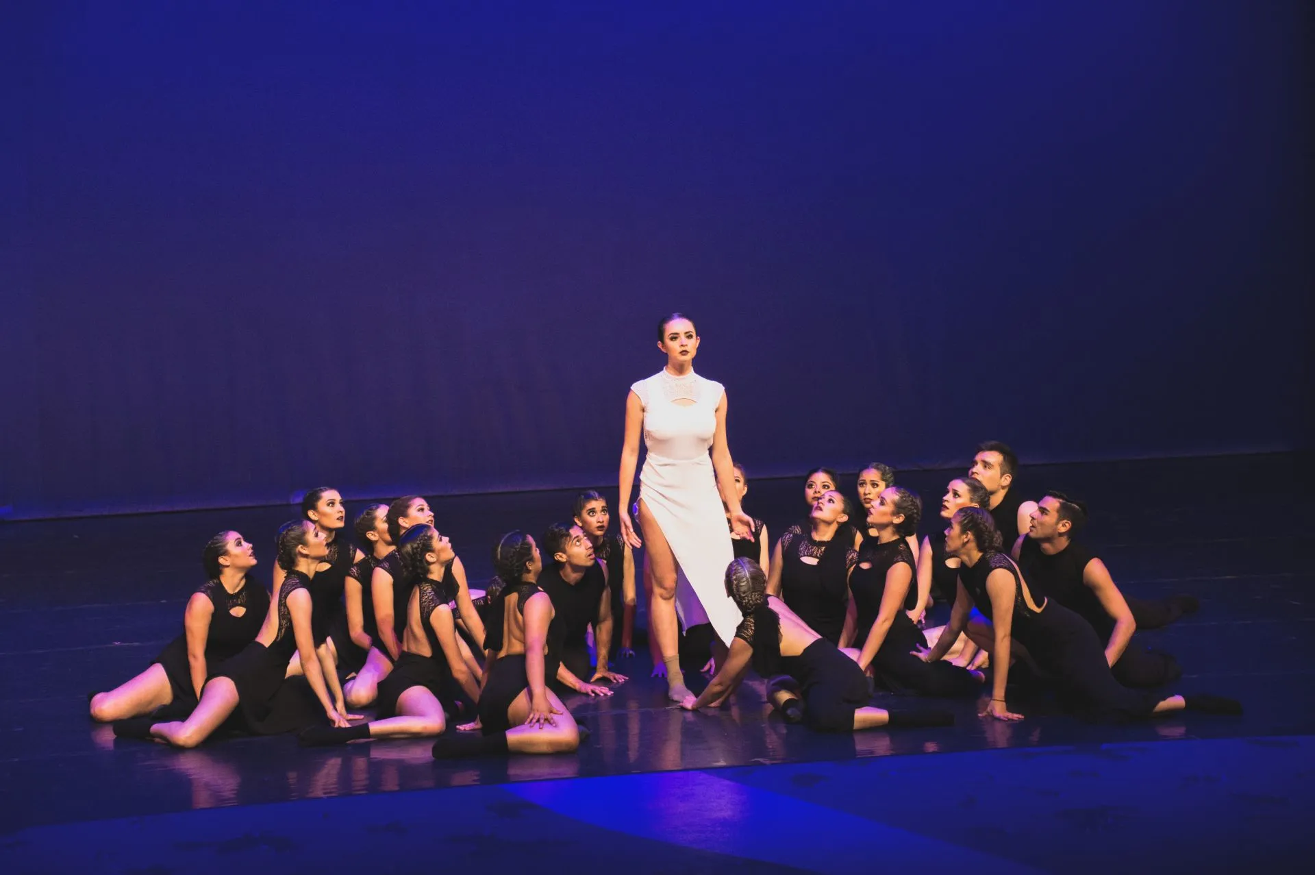 Puesta en escena de la coreografía Beautiful World por el Team Saltillo