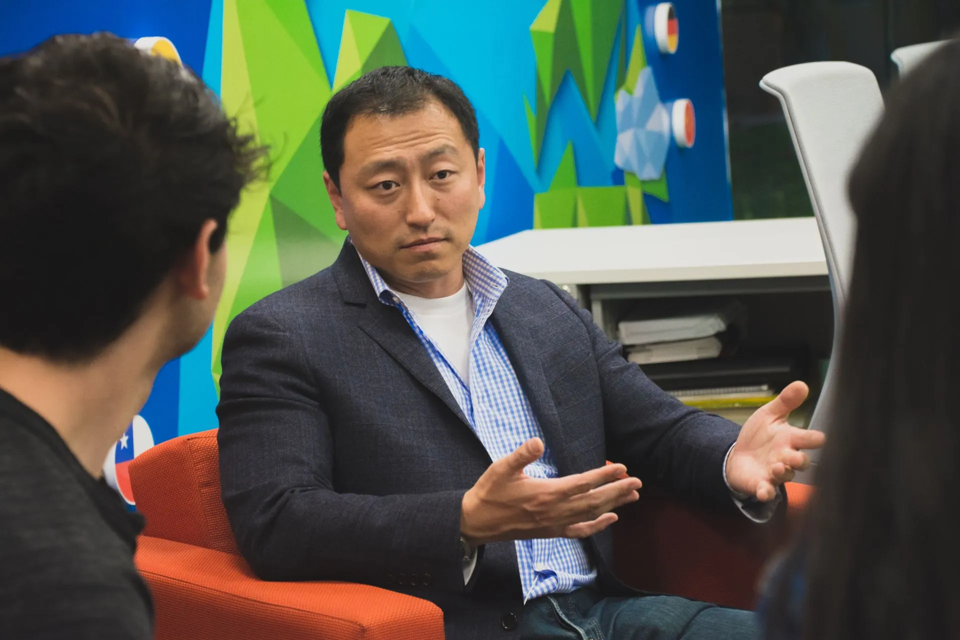 Ken Singer sonriendo durante entrevista