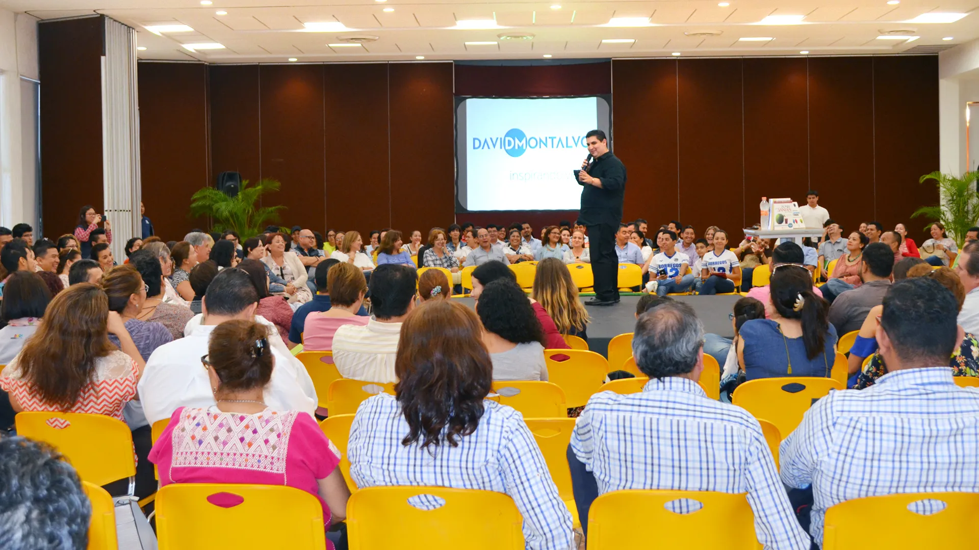 David Montalvo impartiendo su charla a todo el público del CEDE