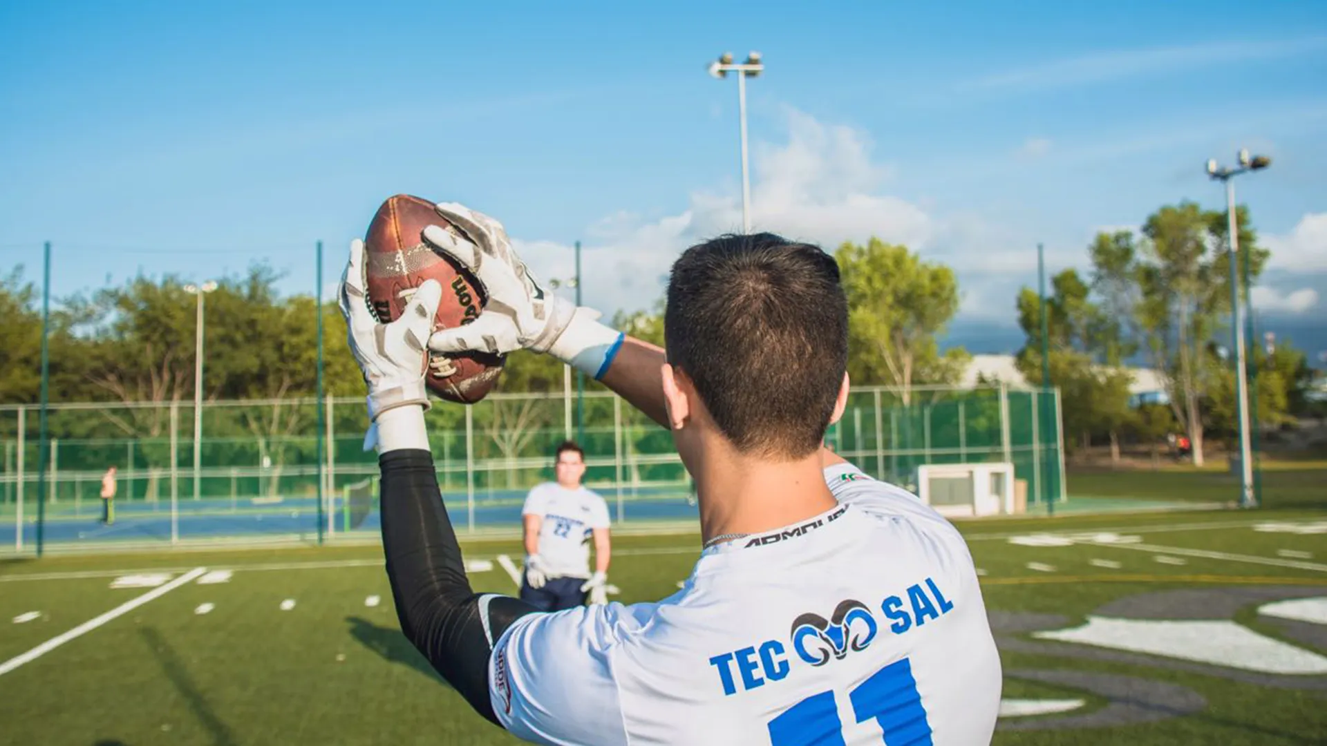 Jugador de tochito del Campus Saltillo entrenando