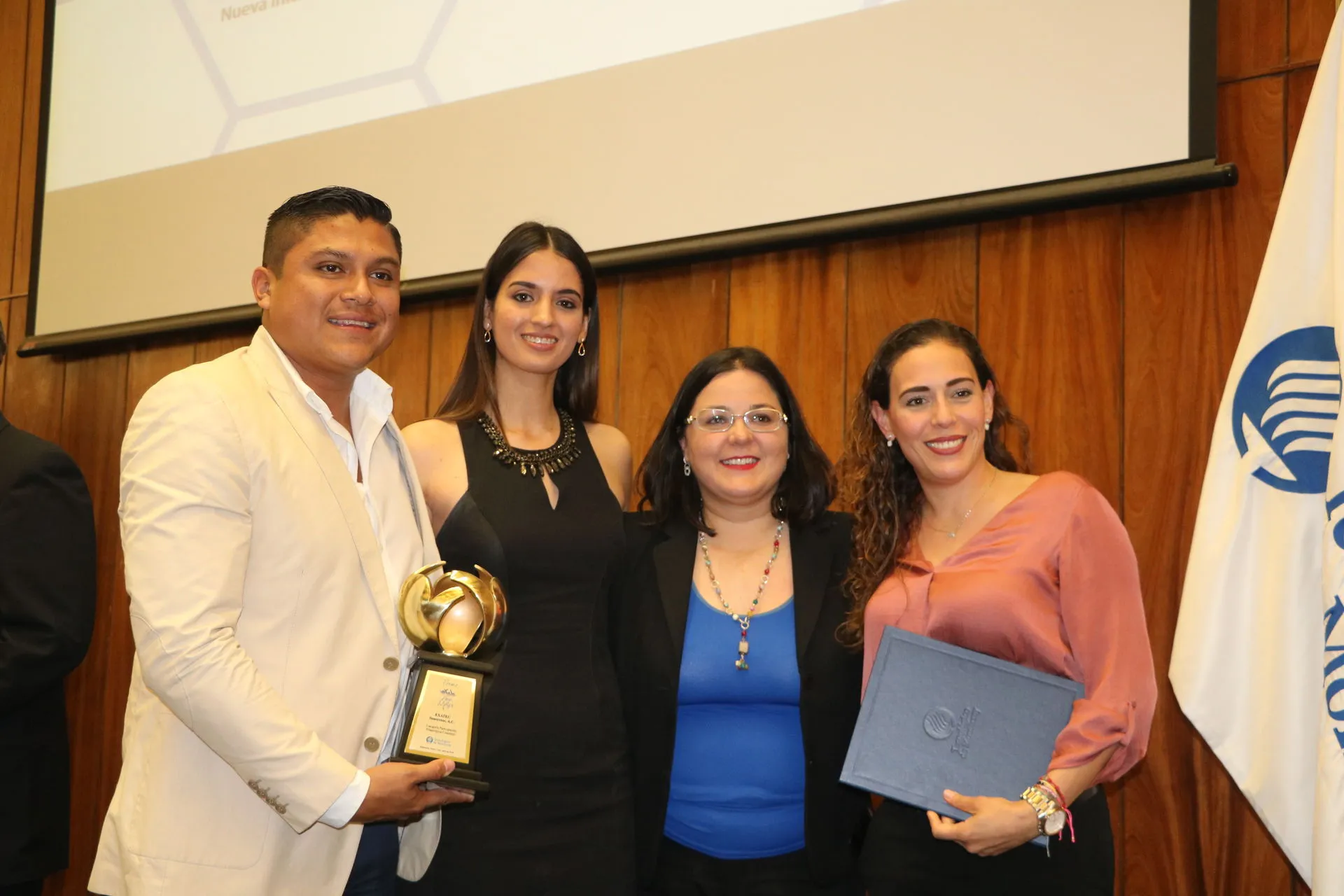 Integrantes de la Asociación EXATEC Saltillo con el Premio Alma Máter
