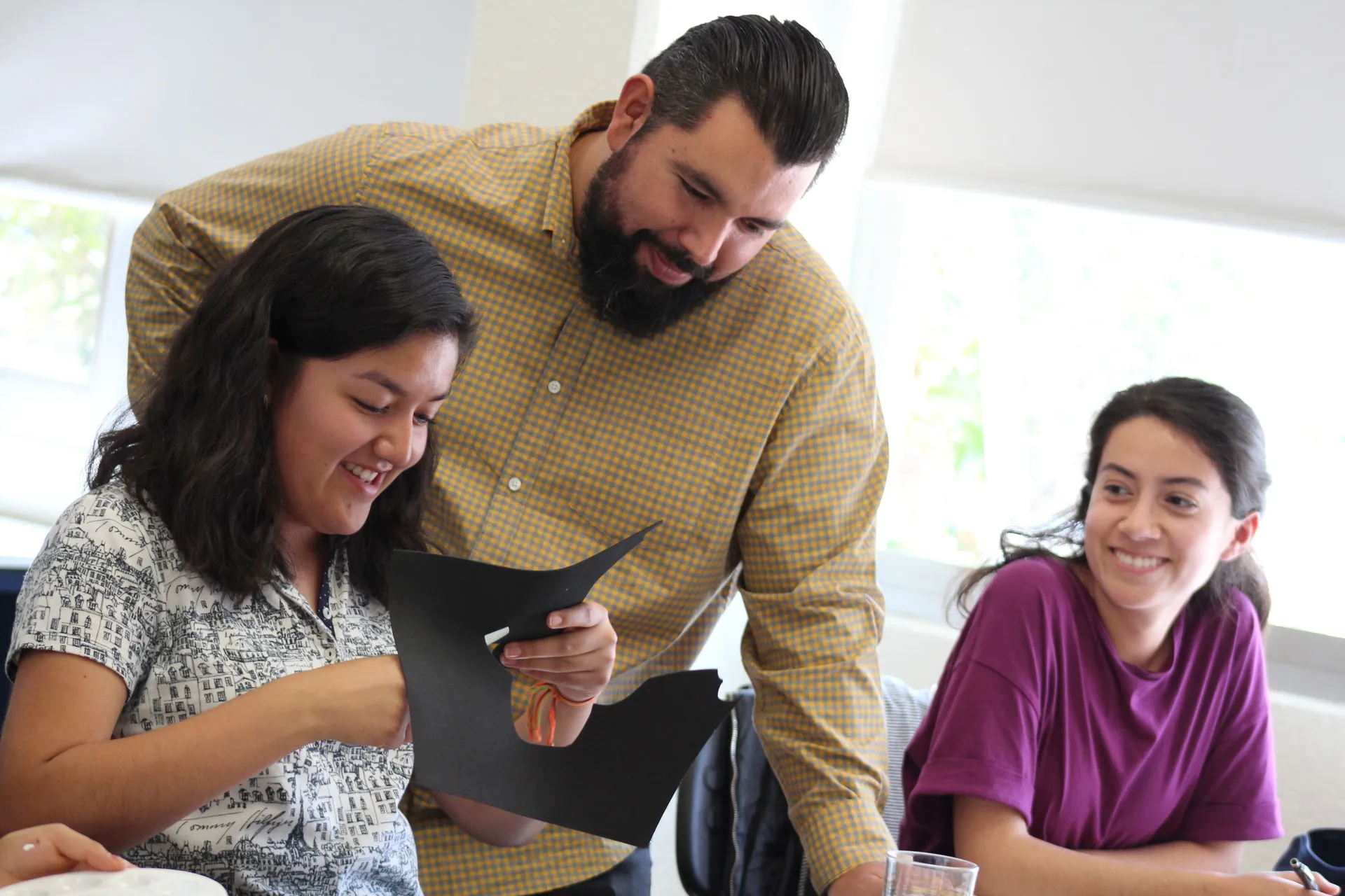 alumnos y profesor estudiando