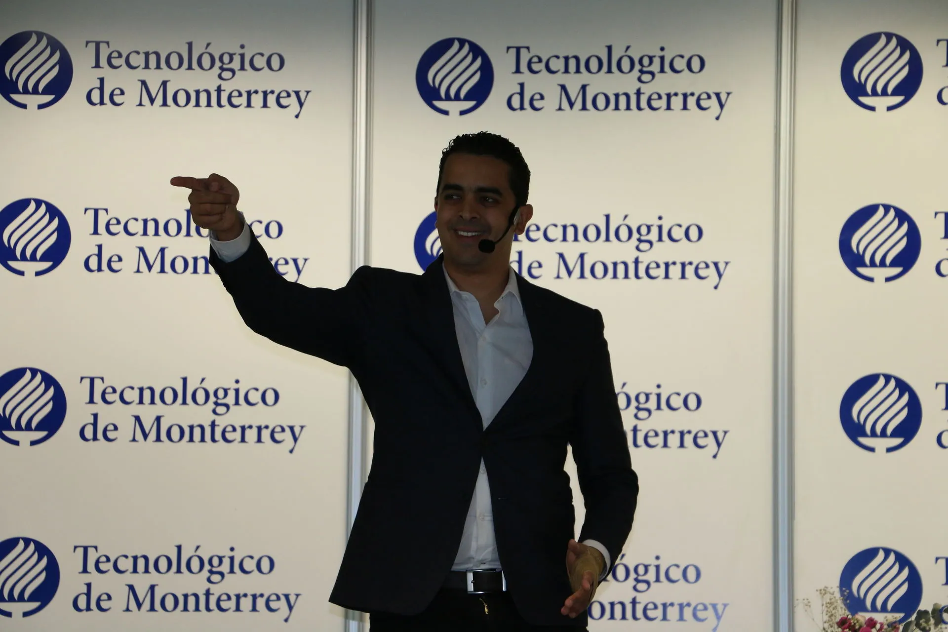 Primera ponencia de Neo