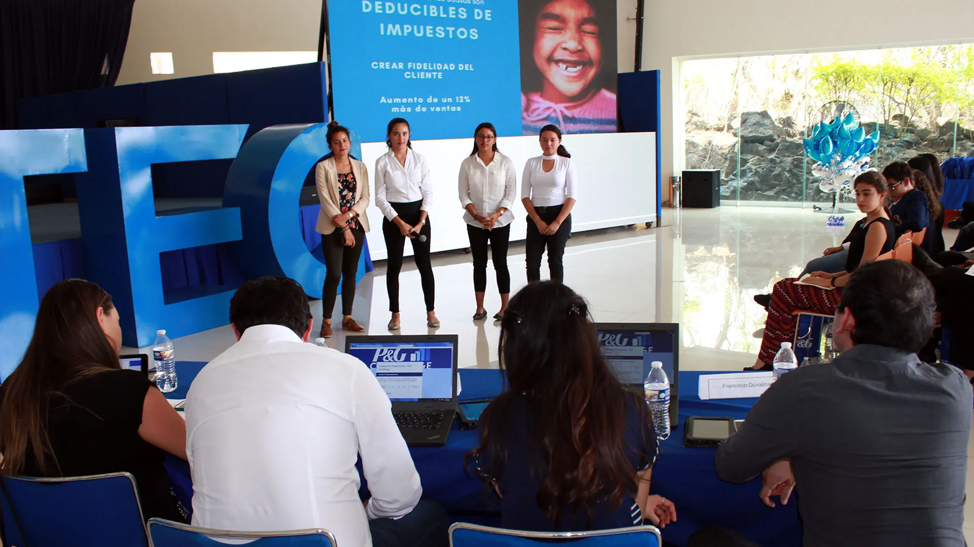 Alumnos presentan propuestas ante personal de mercadotecnia y ventas de P&G.