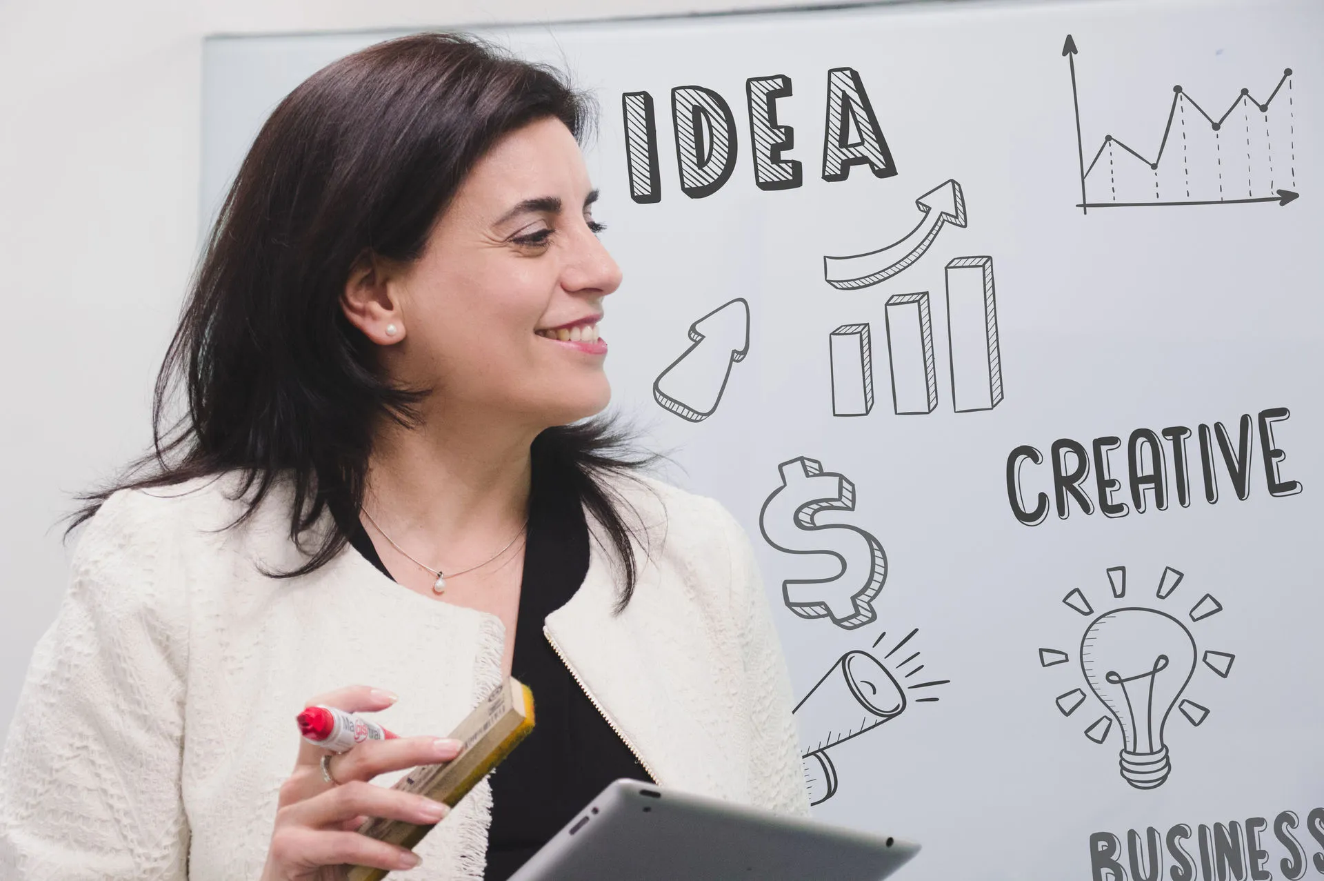 Mujer dando una clase