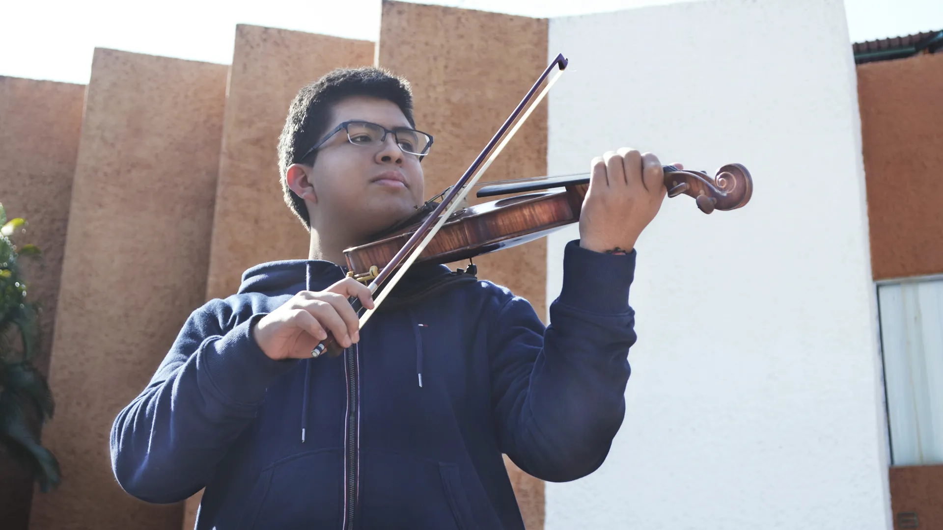 Mario Alberto Cuesta González un chico que cursa el 2do. Semestre de la PrepaTec, se ha destacado en el ambiente musical a lo largo de estos últimos años. 