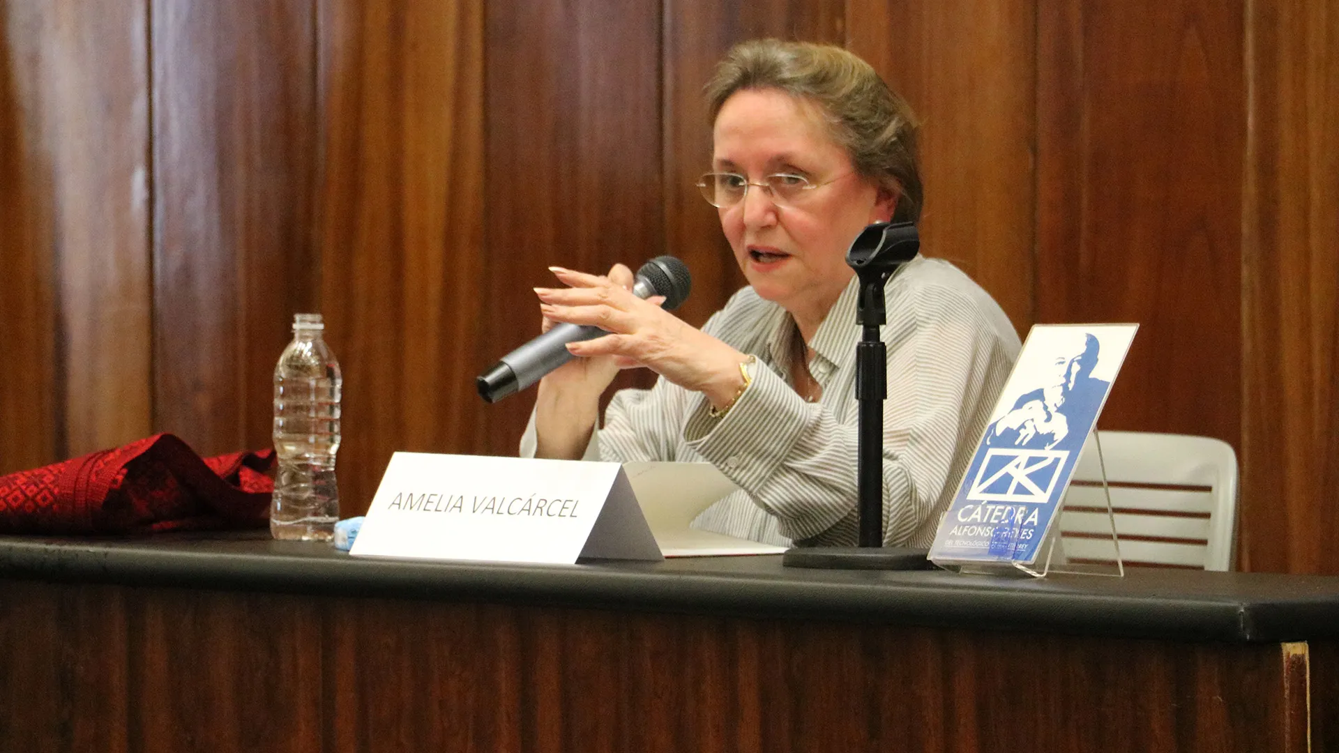 Amelia Valcárcel en el campus Monterrey, como parte de la Cátedra Alfonso Reyes