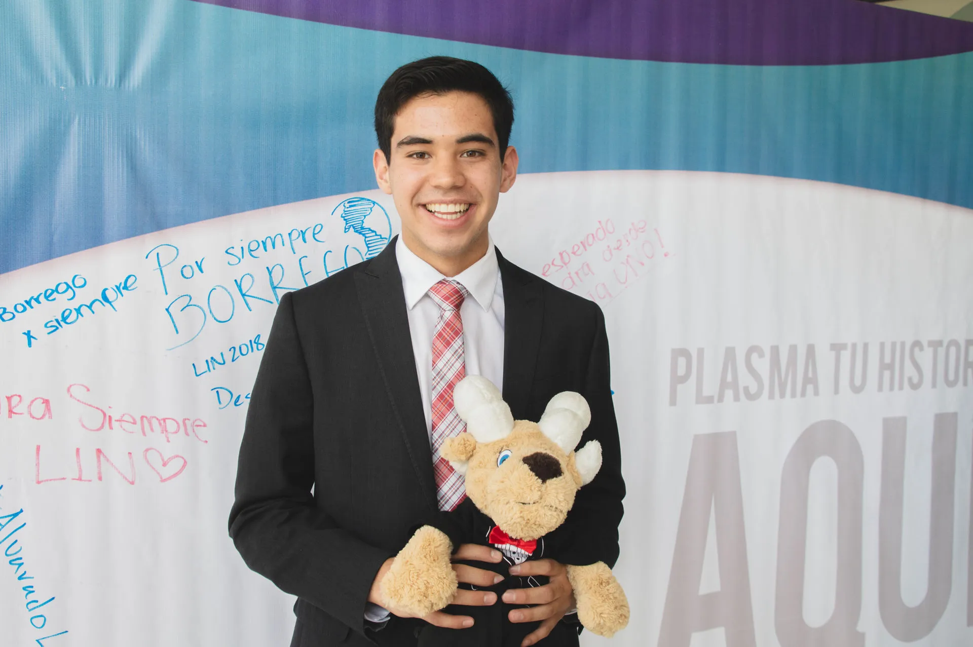 Estudiante sosteniendo un peluche de Borregos
