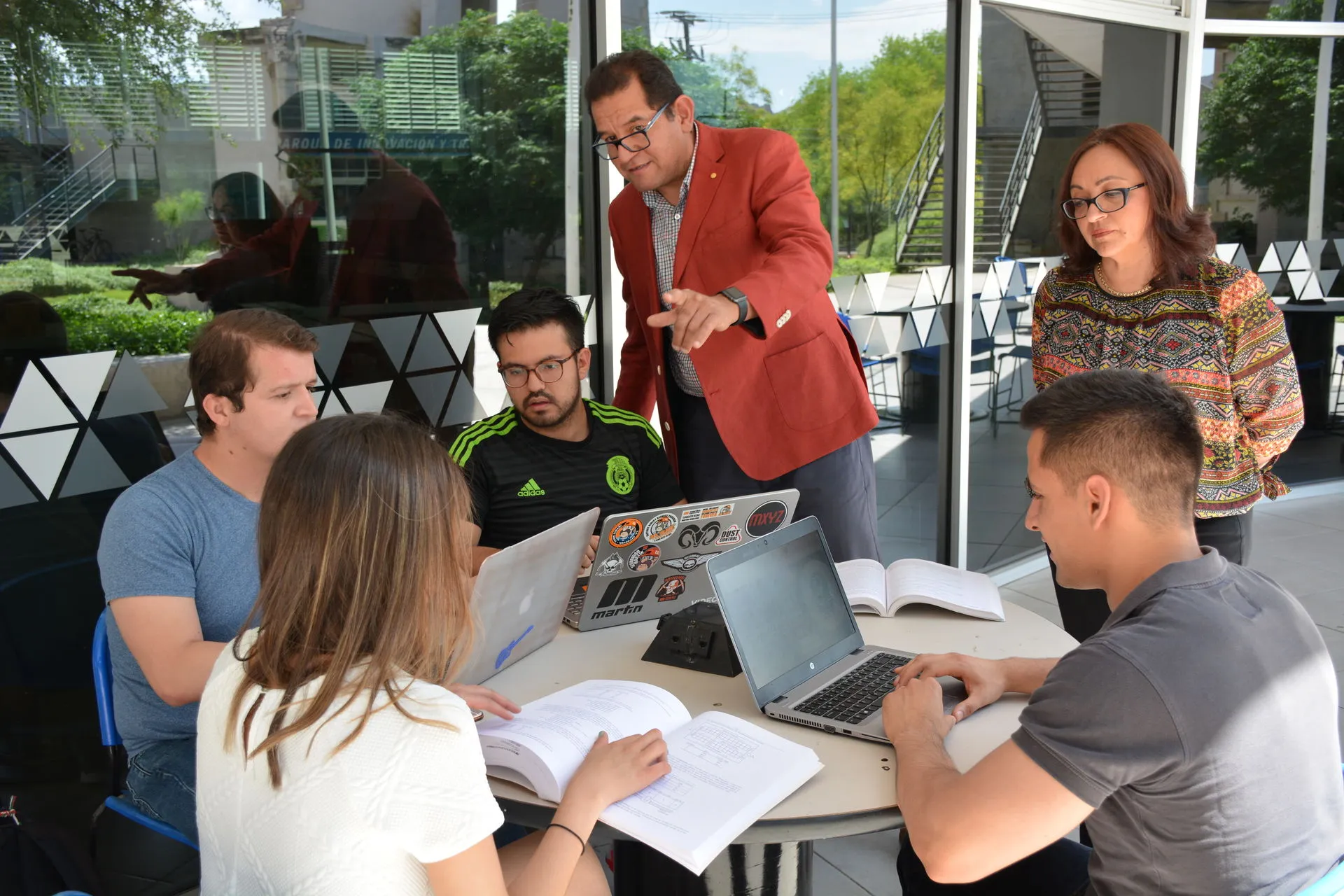 Alumnos y sus profesores