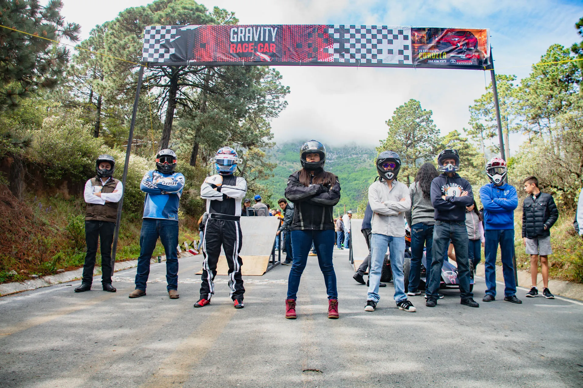 Grupo de alumnos posando con cascos puestos