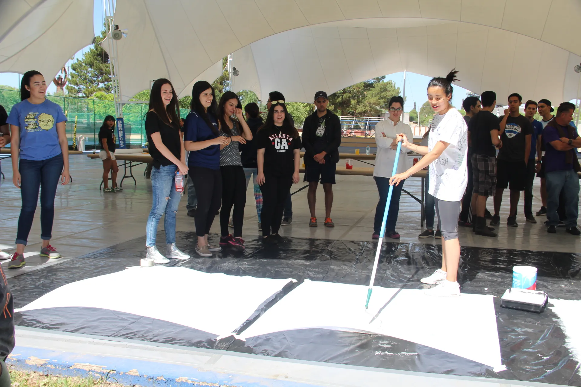 Alumnos participaron pintando el mural 