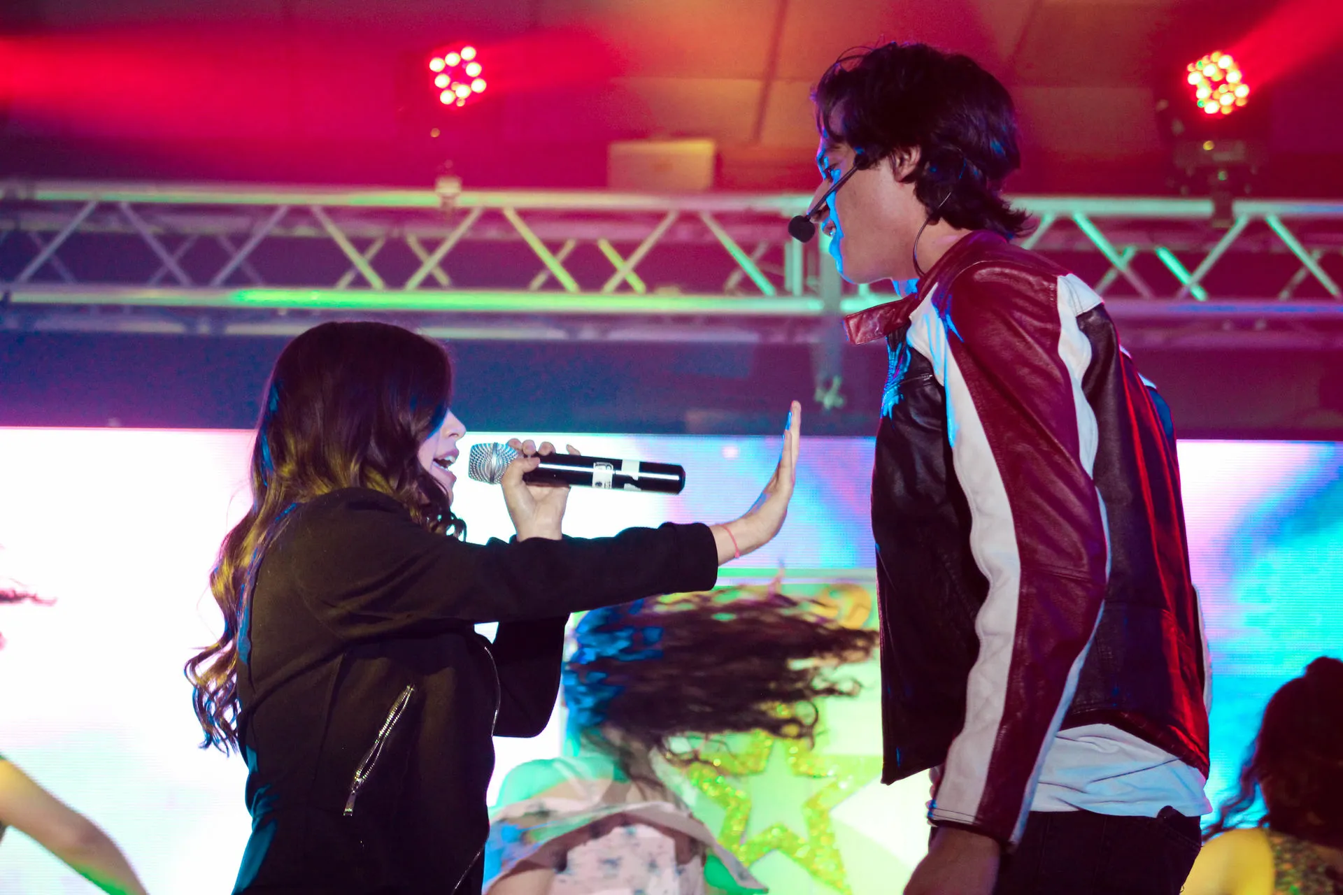 Pareja cantando en el escenario