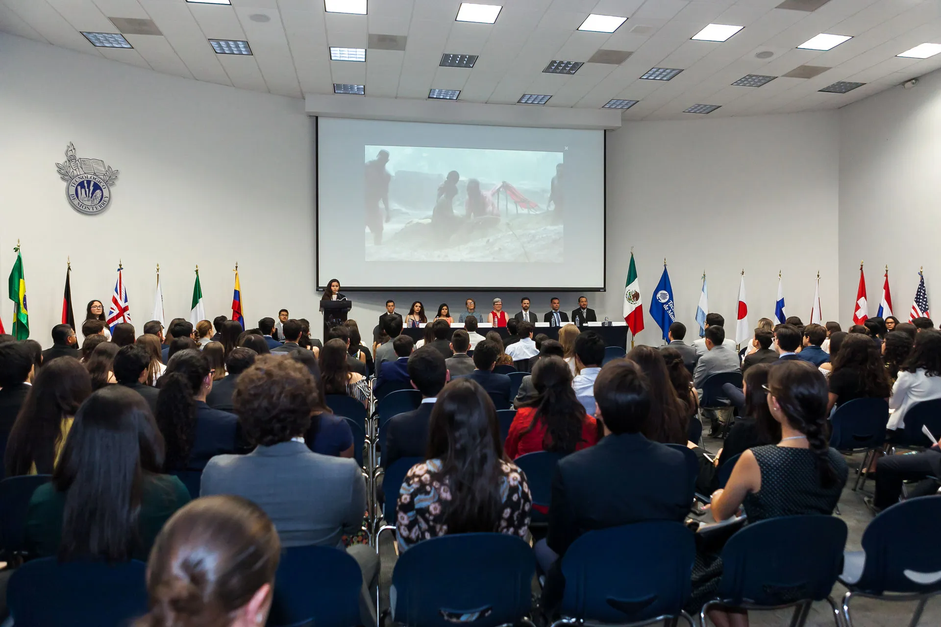 Alumnos de PrepaTec Presentando el MUN