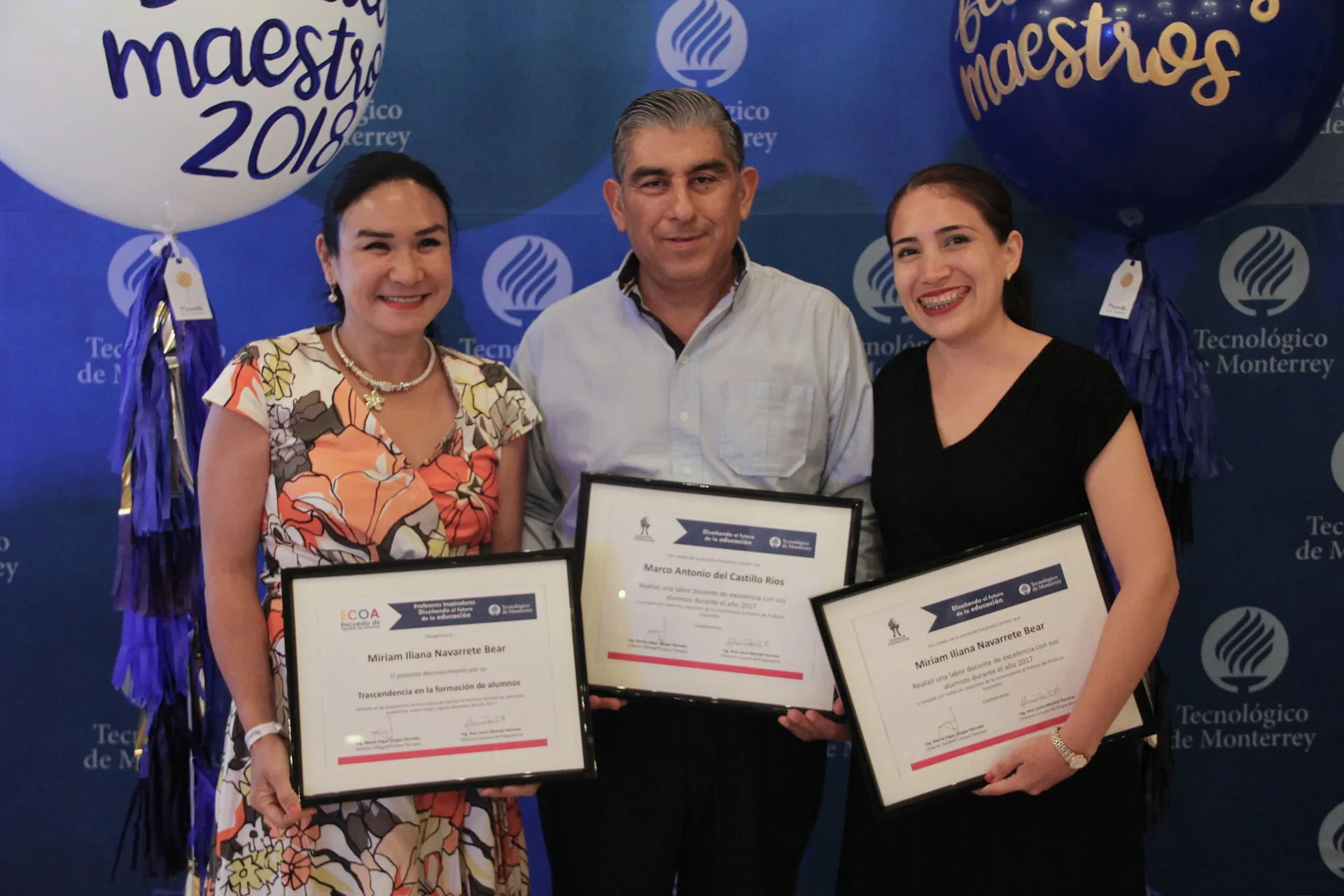 Profesores con sus reconocimientos.