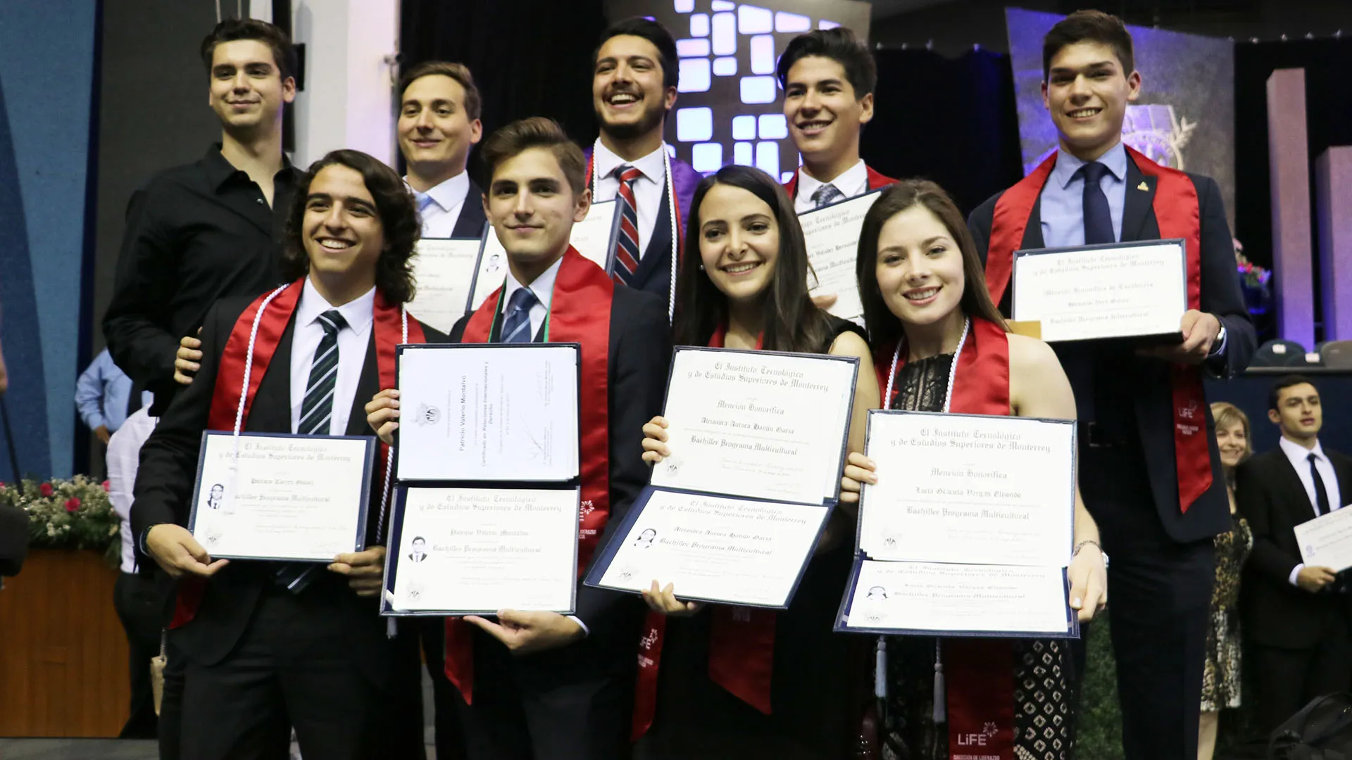 Alumnos de PrepaTec Santa Catarina en su graduación