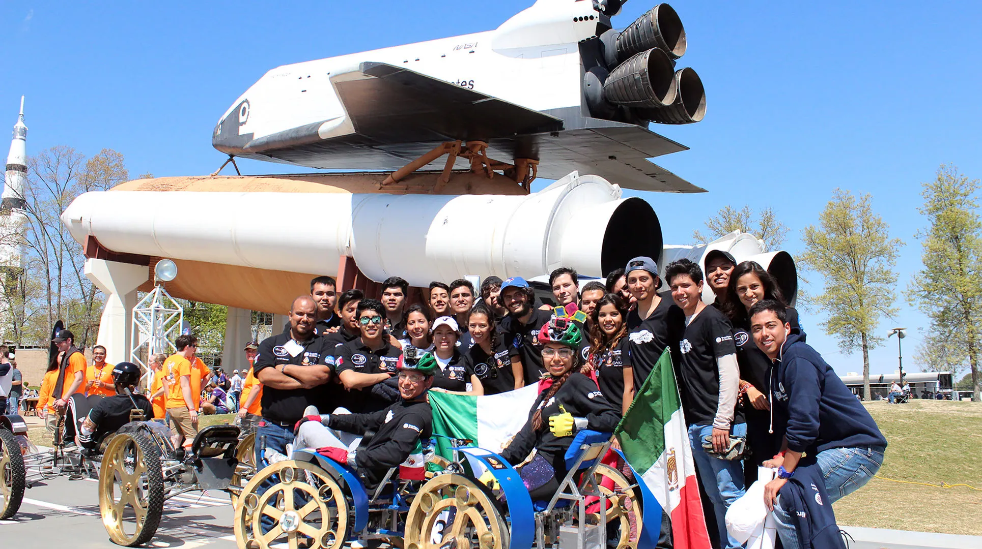 Equipo Fuerza México en competencia de la NASA