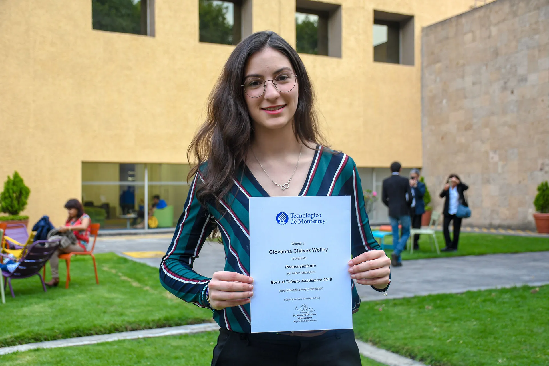 alumna acreedora a la Beca al Talento Académico