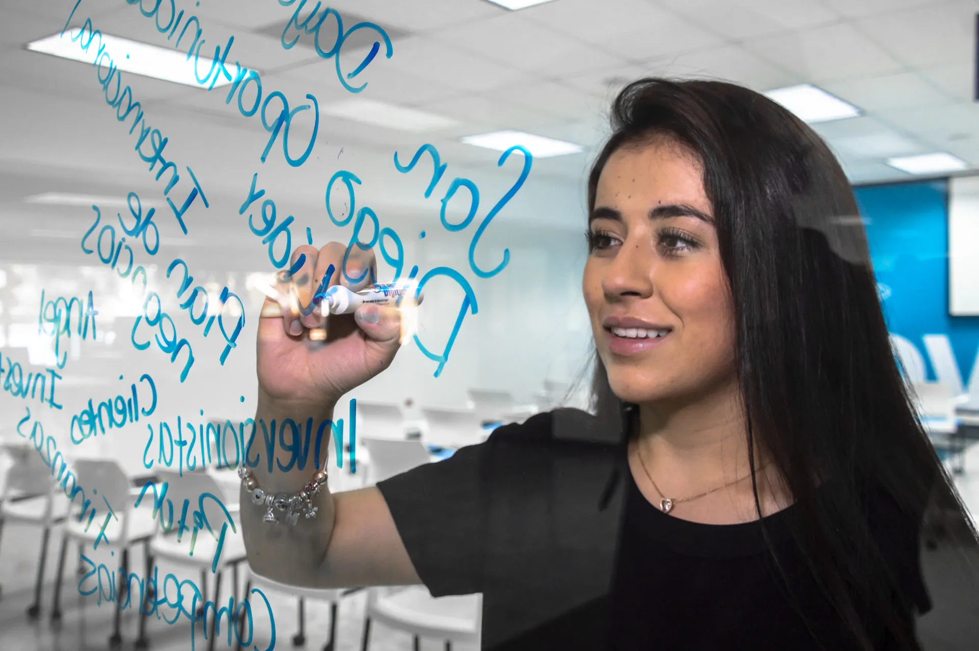 María Fernanda escribiendo en un pizarrón