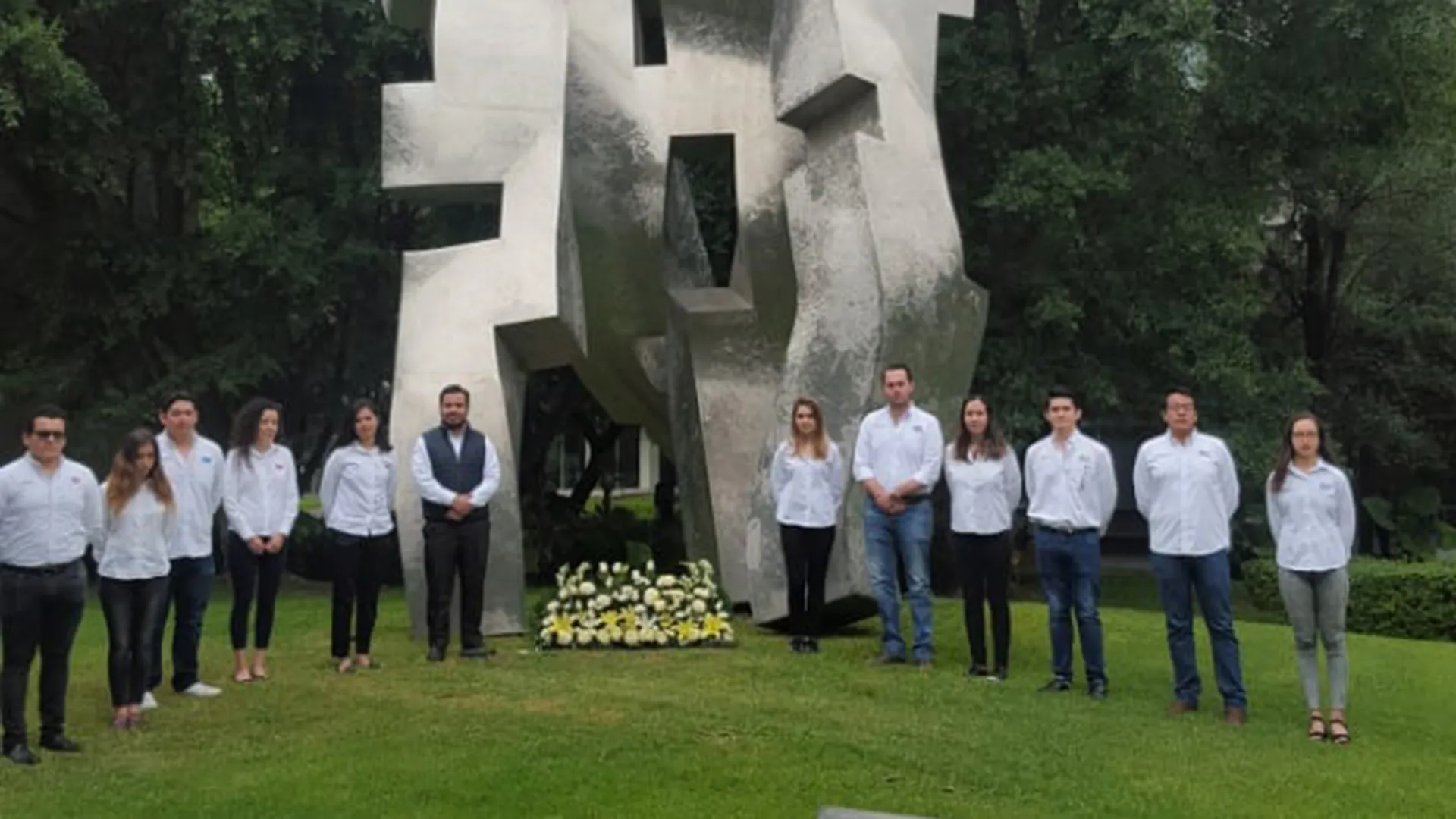 Alumnos de grupos estudiantiles en el cuarto aniversario luctuosos de don Lorenzo Zambrano