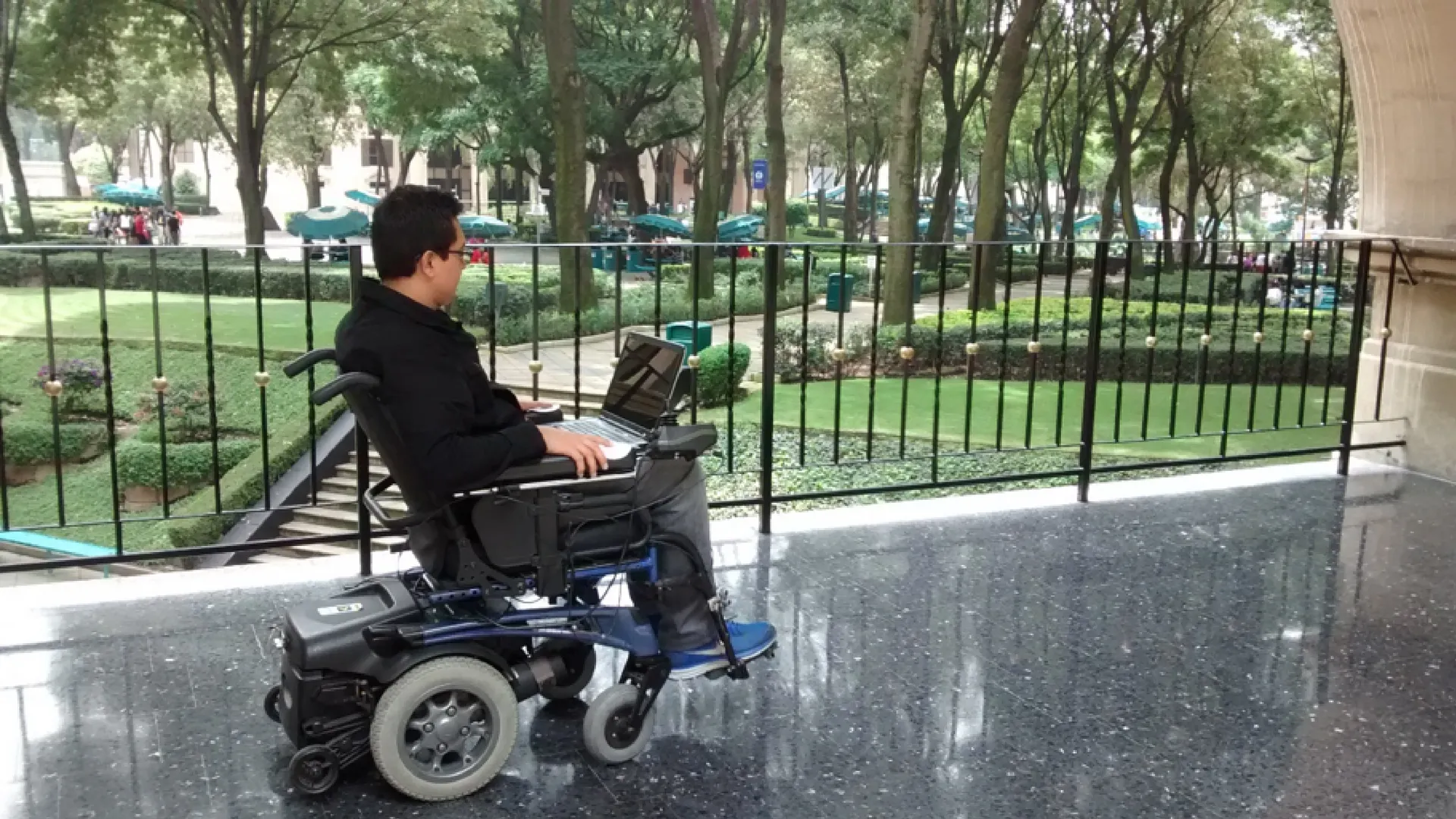 Voluntario probando la silla de ruedas con IA de Mario Rojas