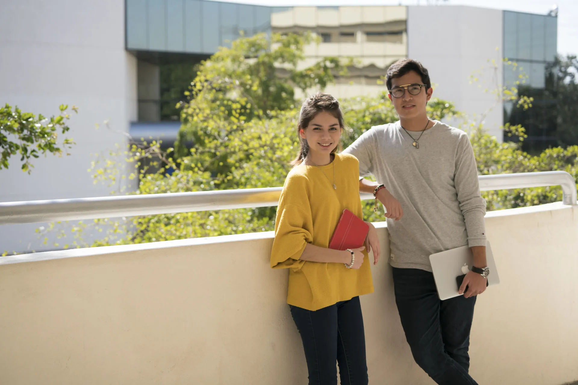 Estudiantes esperando a su clase 