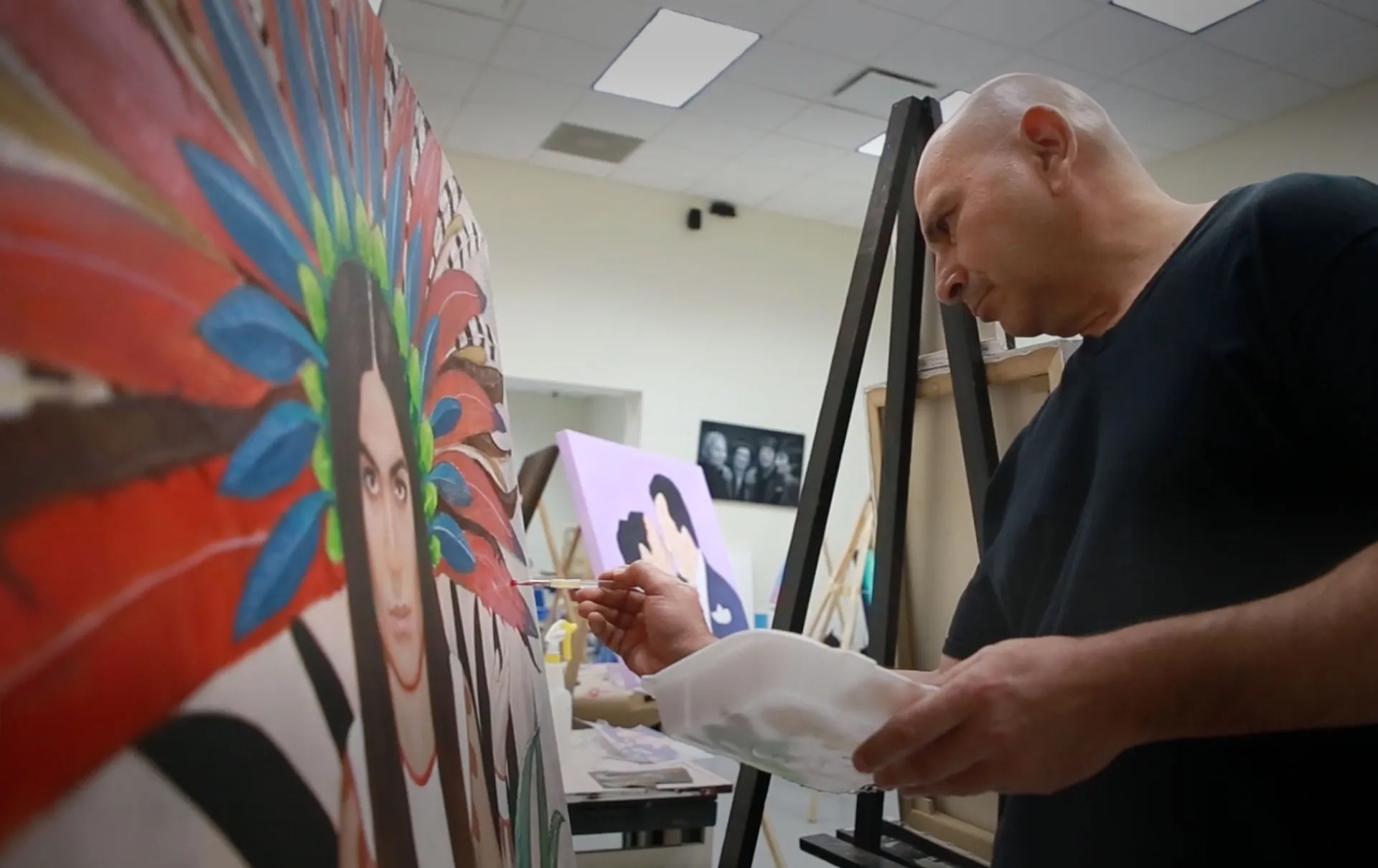 Gonzalo Curiel pintando