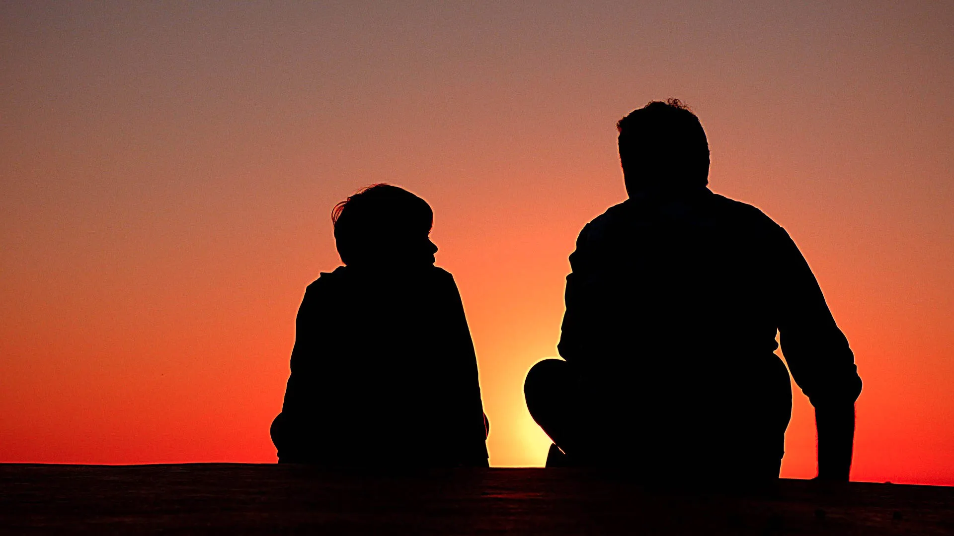 Padre aconsejando a su hijo