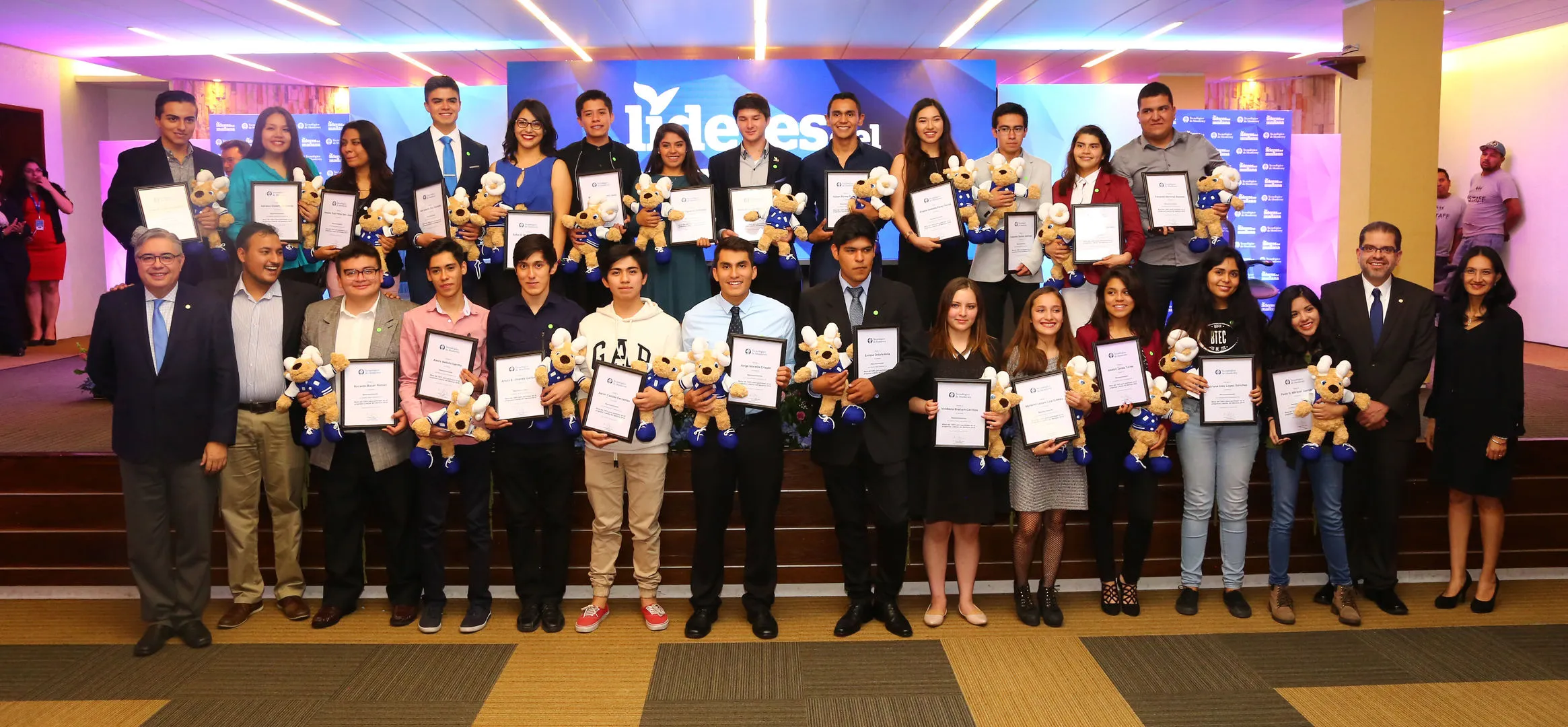 Los 24 jóvenes reconocidos con una beca Líderes del Mañana.