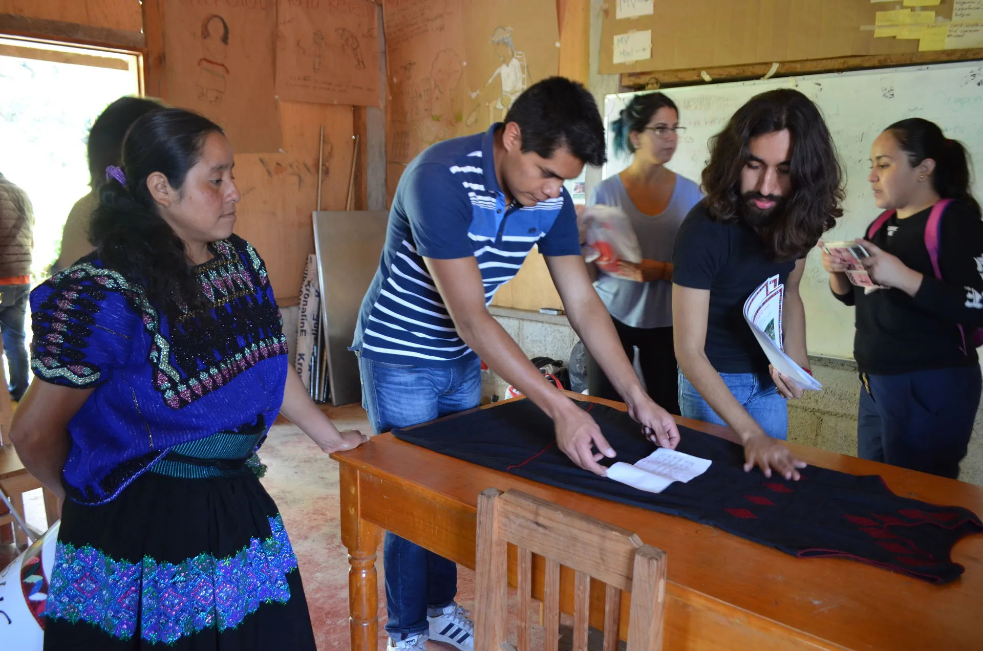 Artesanas de Chiapas con estudiantes