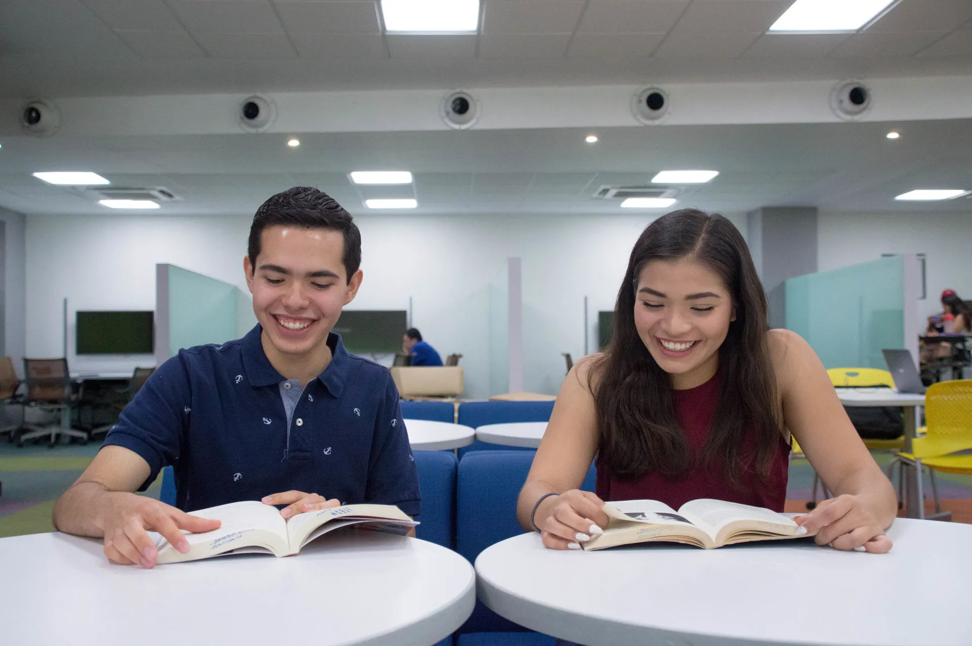 Amigos leyendo libros