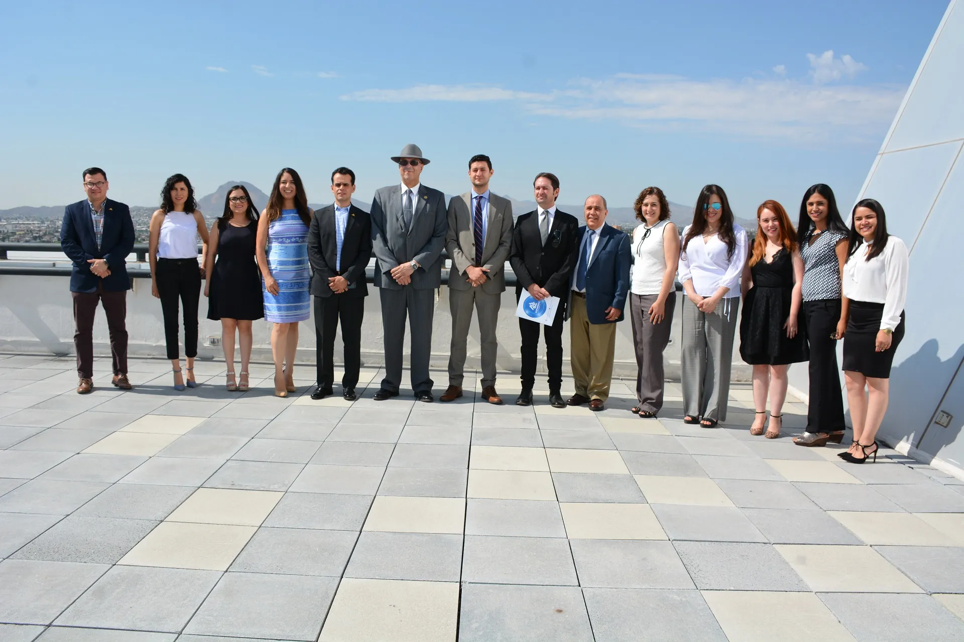 Grupo presente en la firma