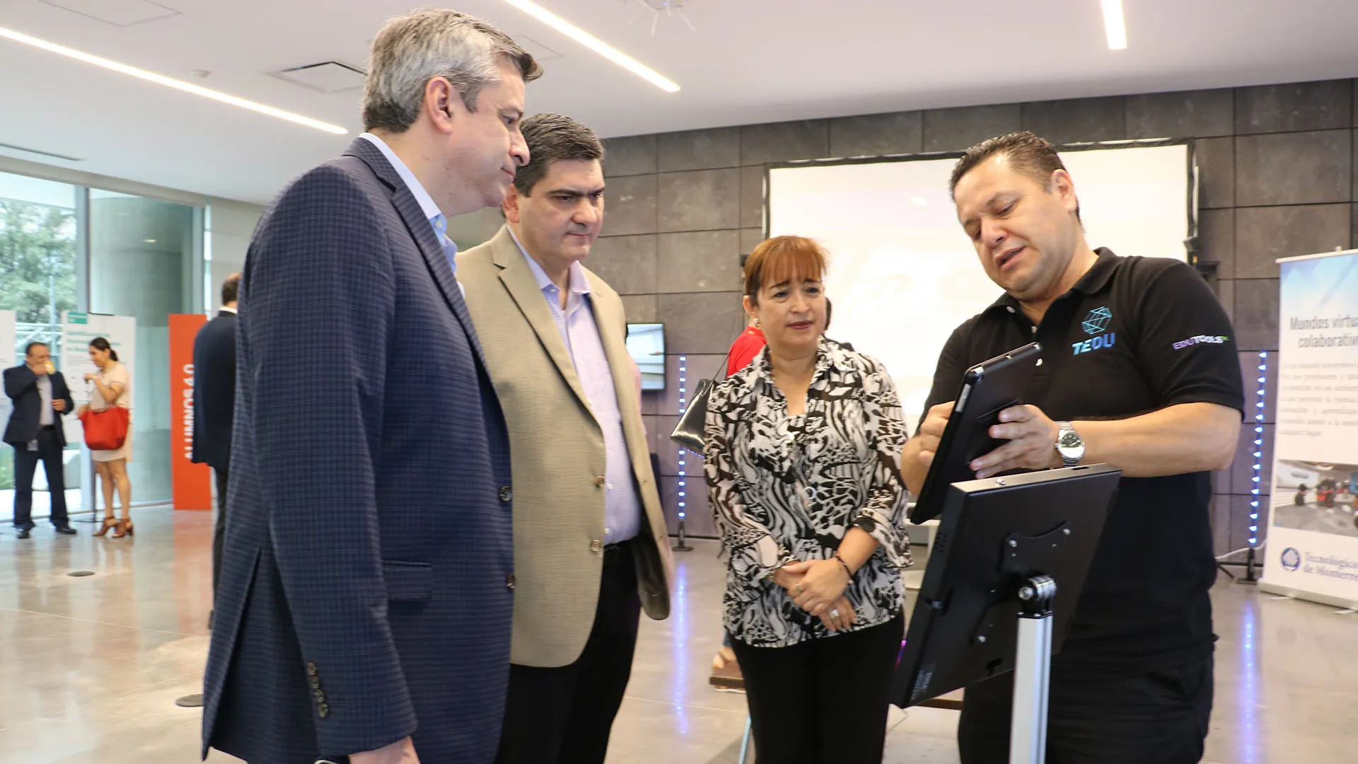 Secretaria de Educación de NL junto al Rector del Tec de Monterrey