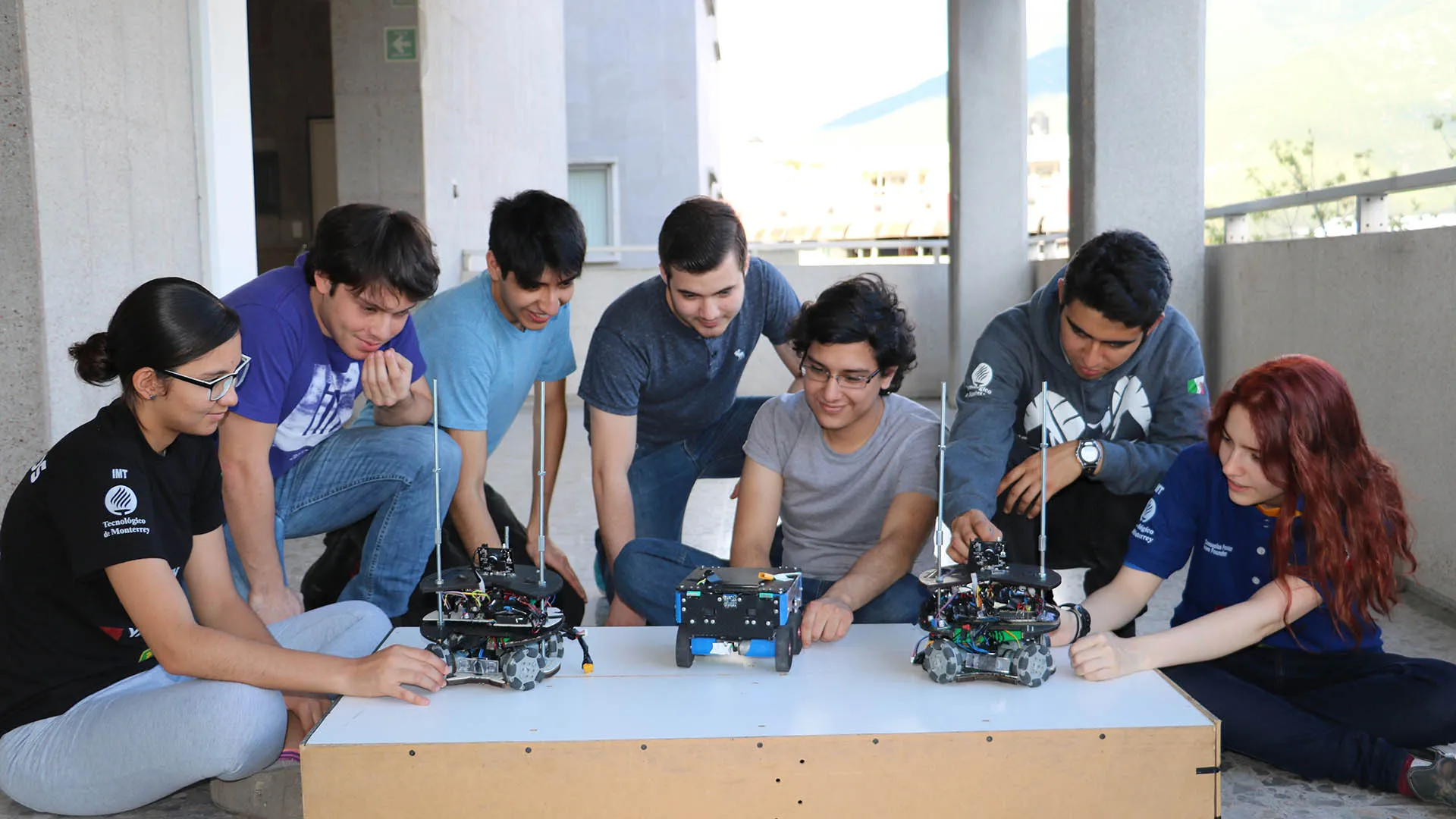 Alumnos de RoBorregos que compiten en la RoboCup 2018, en Canadá