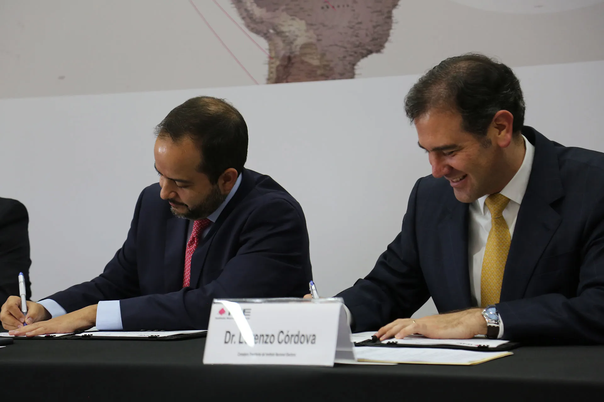 Lorenzo Córdova firmando el convenio con el TEC