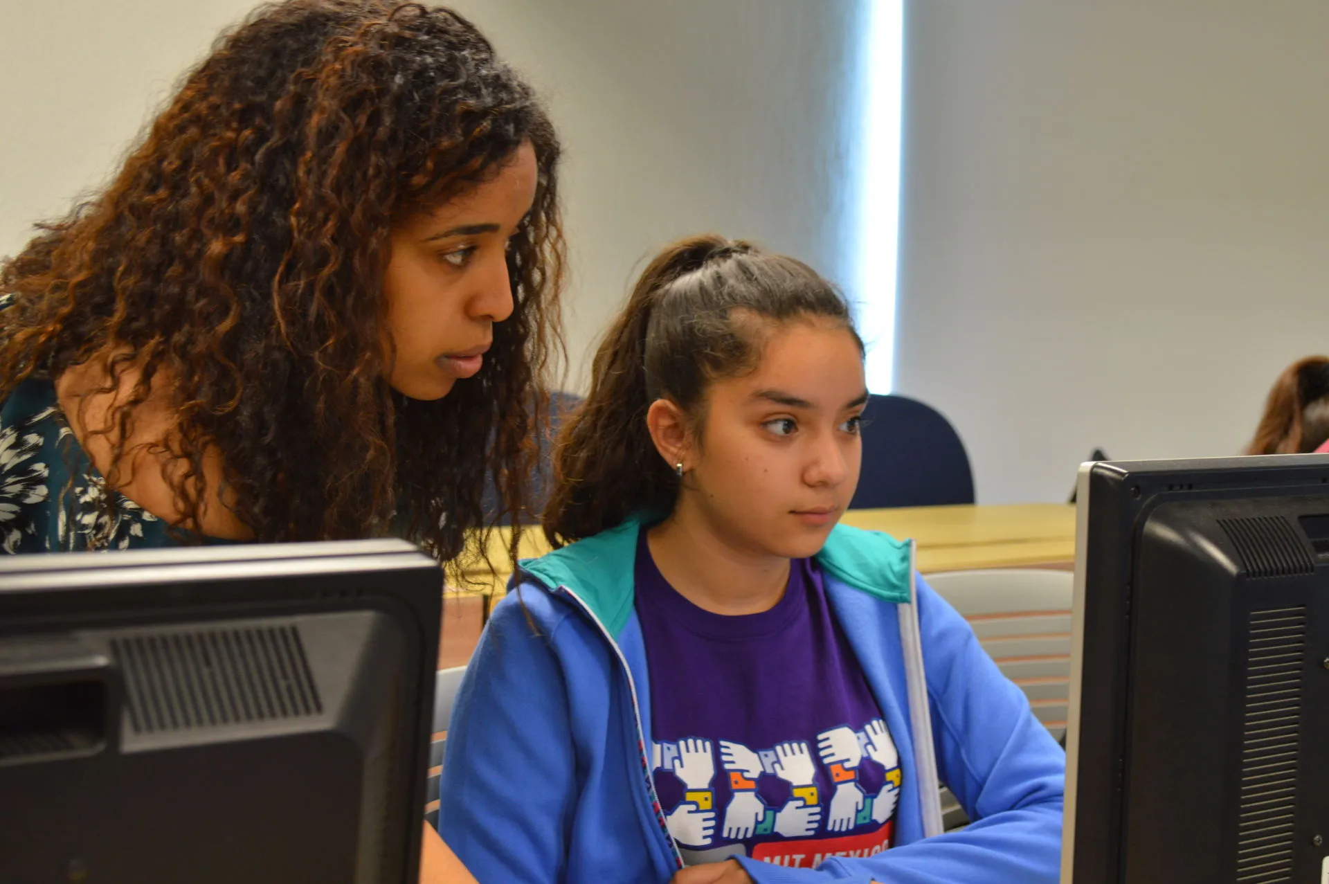 Alumna del MIT con niña mexicana