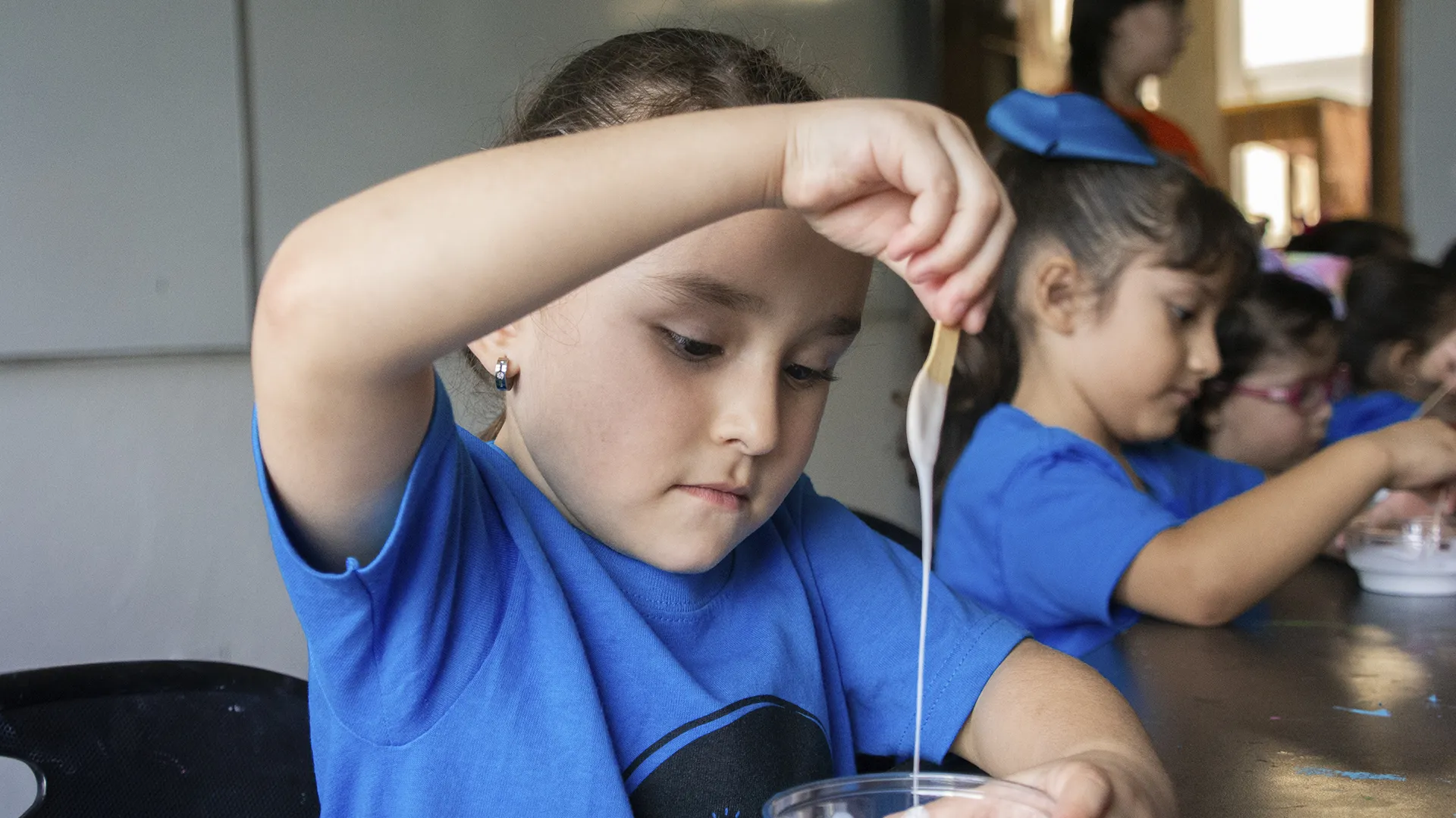 Niña jugando con slime