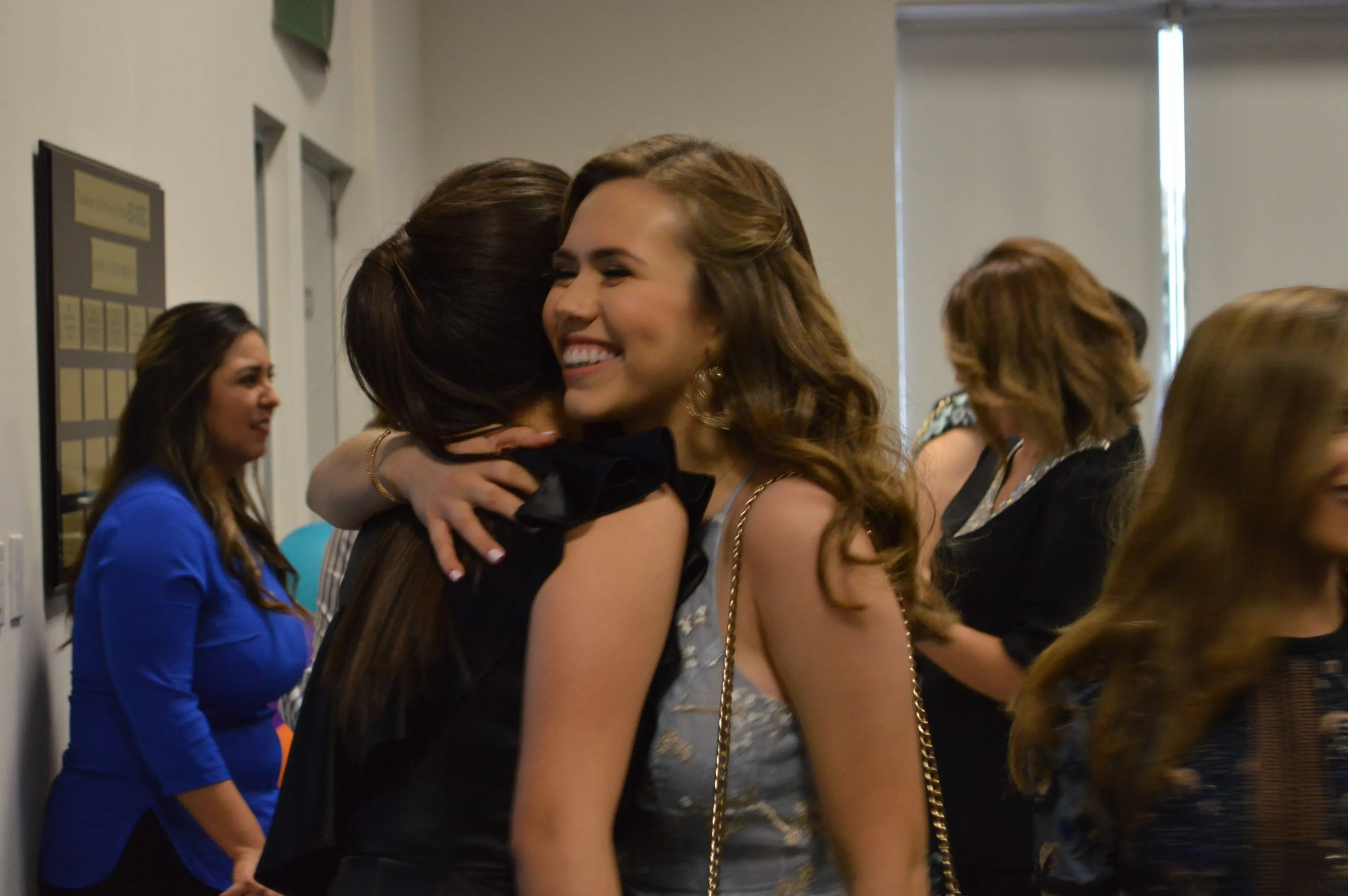 Carolina Borja, corredora del 21k 2018 sosteniendo una medalla