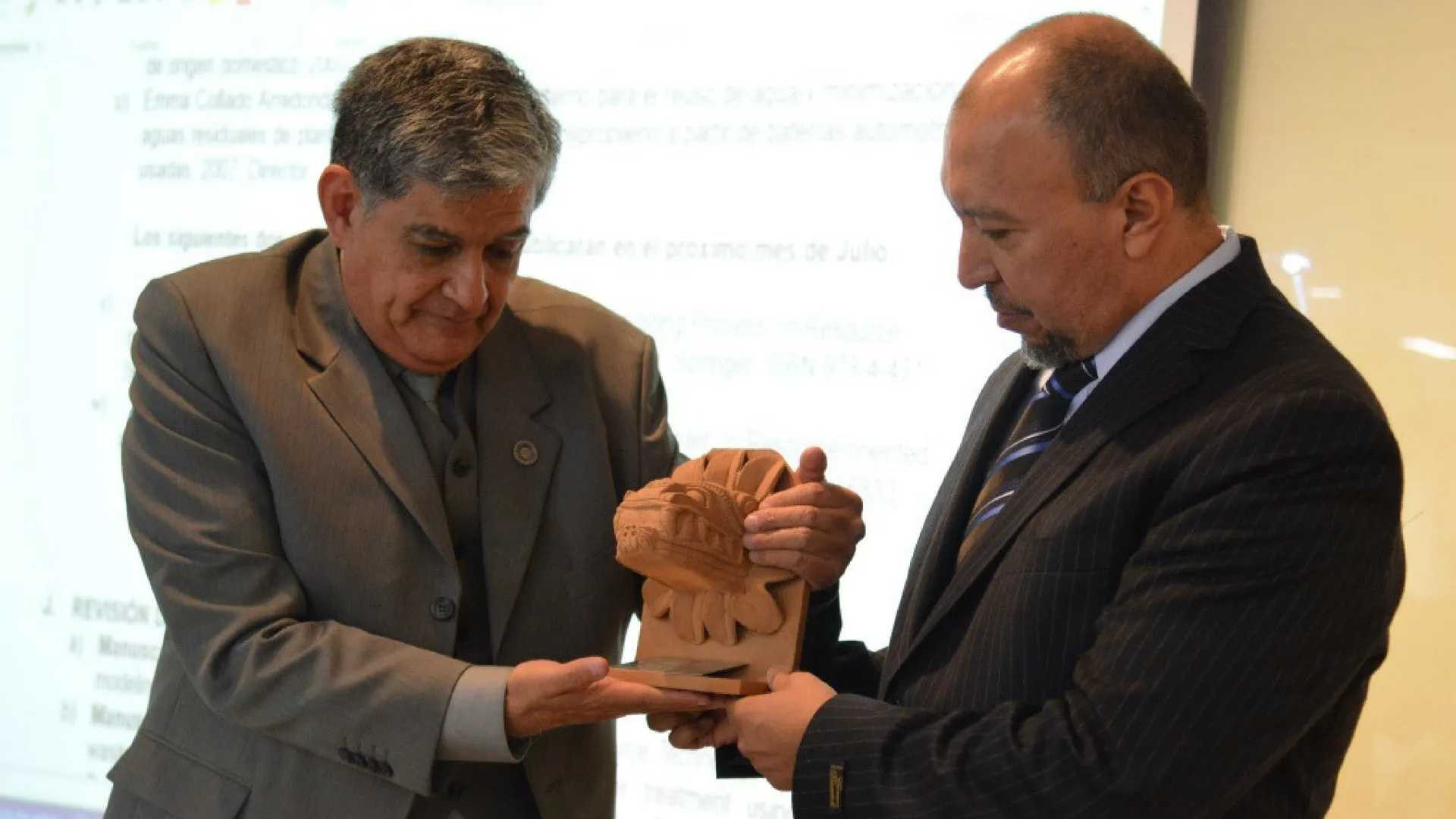 Profesor EIC recibiendo a Quetzalcoátl